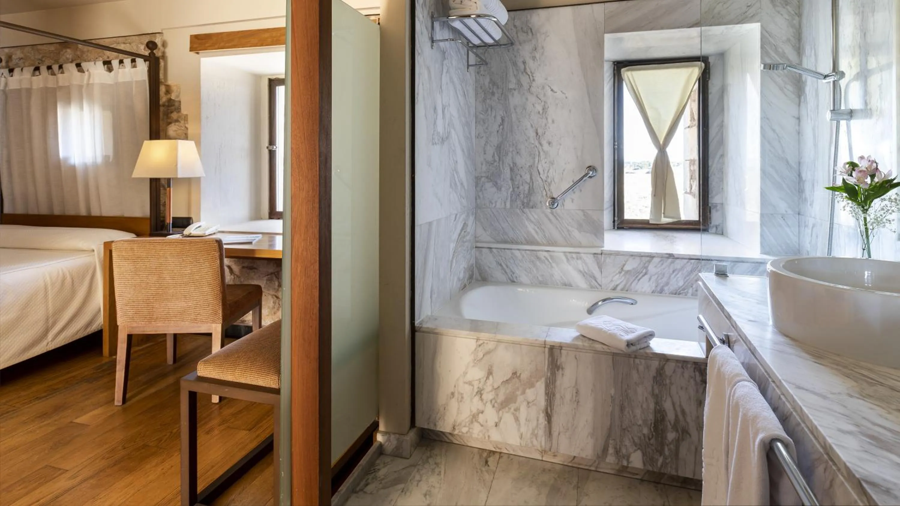 Bathroom, Bed in Parador de Alarcón