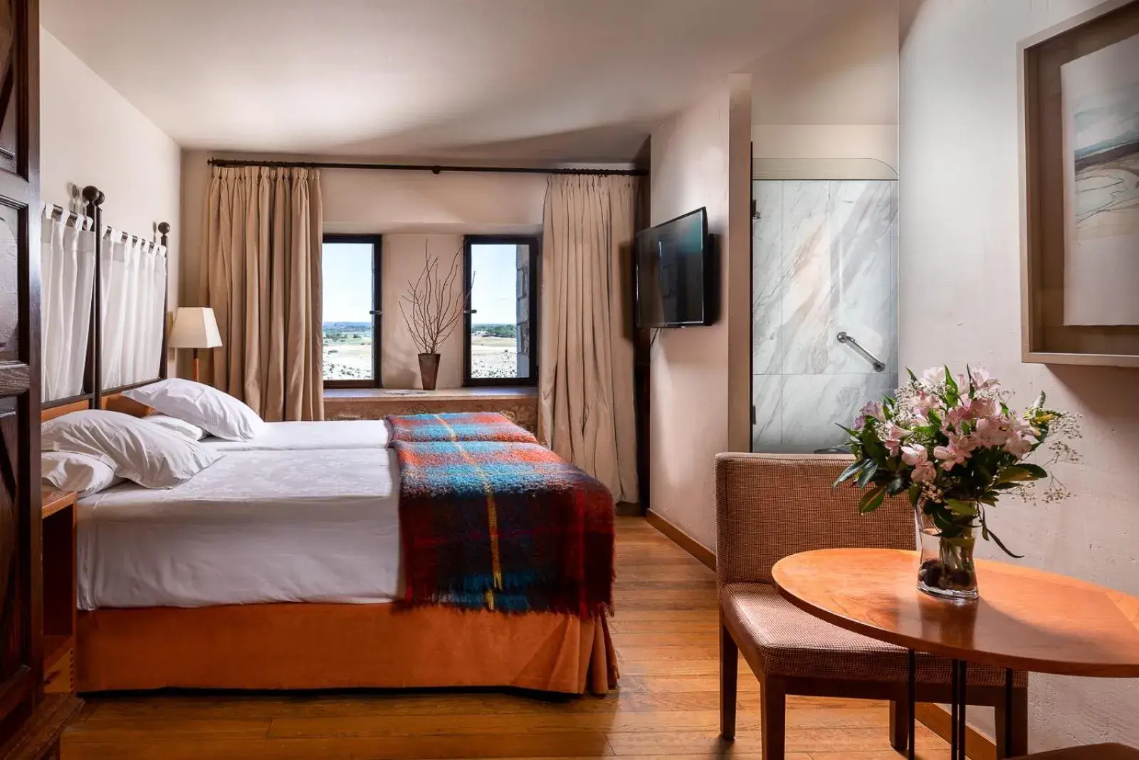 TV and multimedia, Bed in Parador de Alarcón TV and multimedia, Bed in Parador de Alarcón