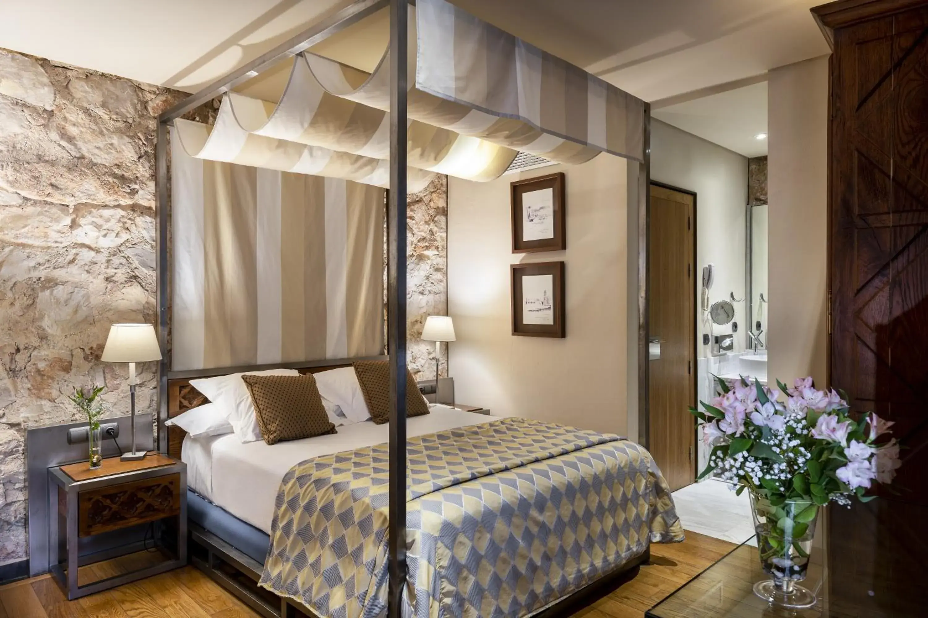 TV and multimedia, Bed in Parador de Alarcón TV and multimedia, Bed in Parador de Alarcón