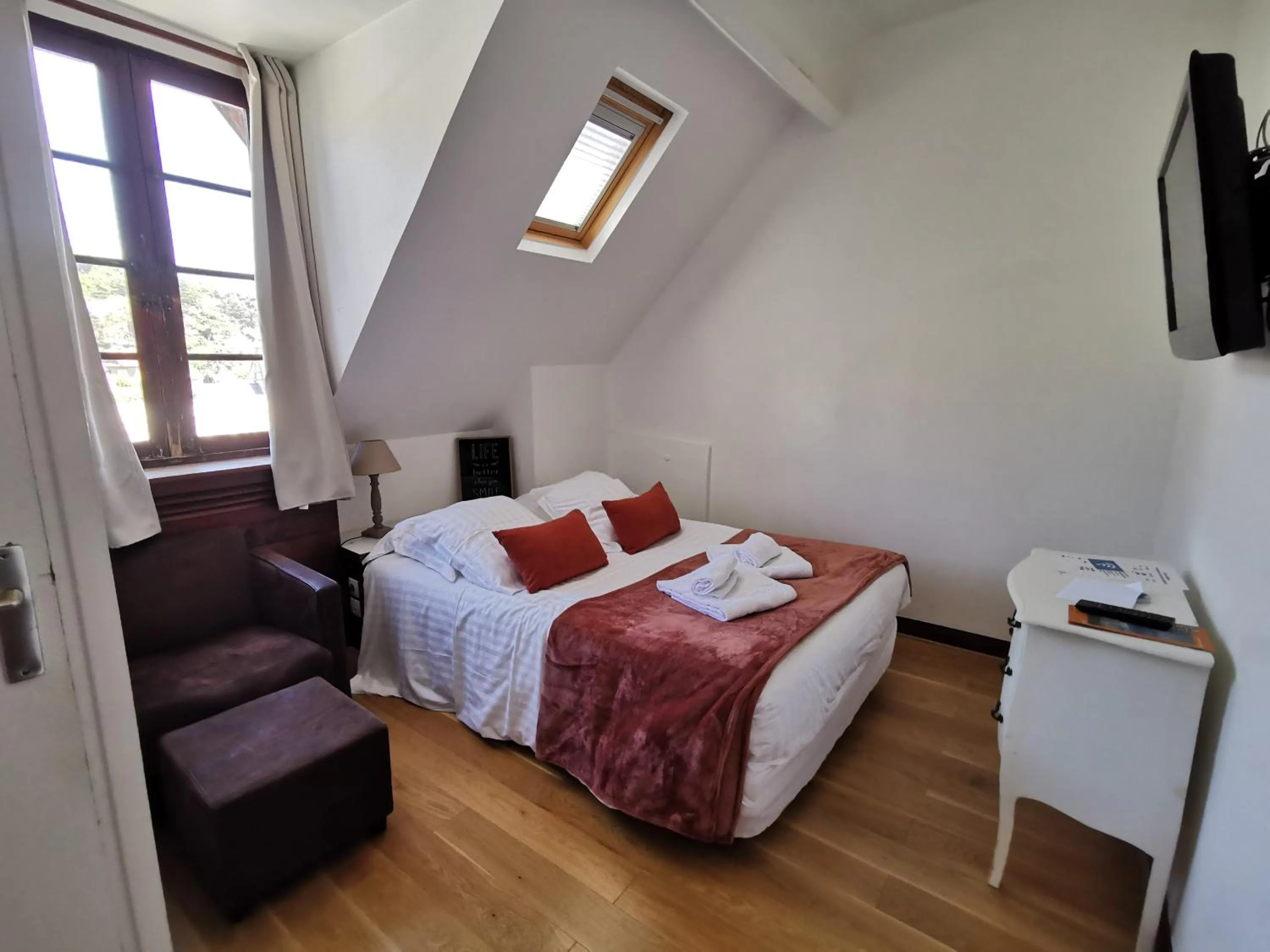 Photo of the whole room, Bed in Hotel La Résidence Manoir De La Salamandre