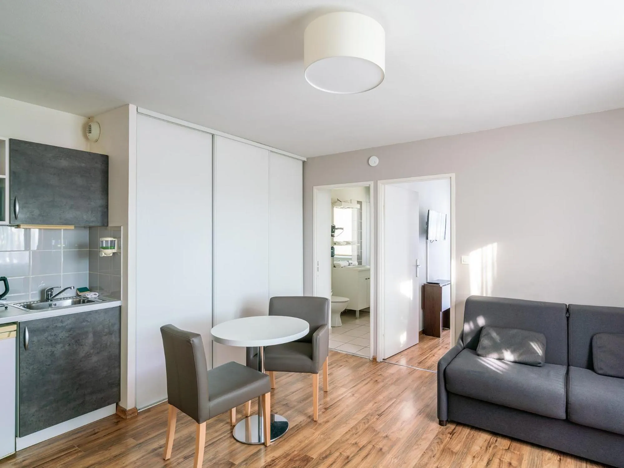 TV and multimedia in Séjours & Affaires Caen Le Clos Beaumois