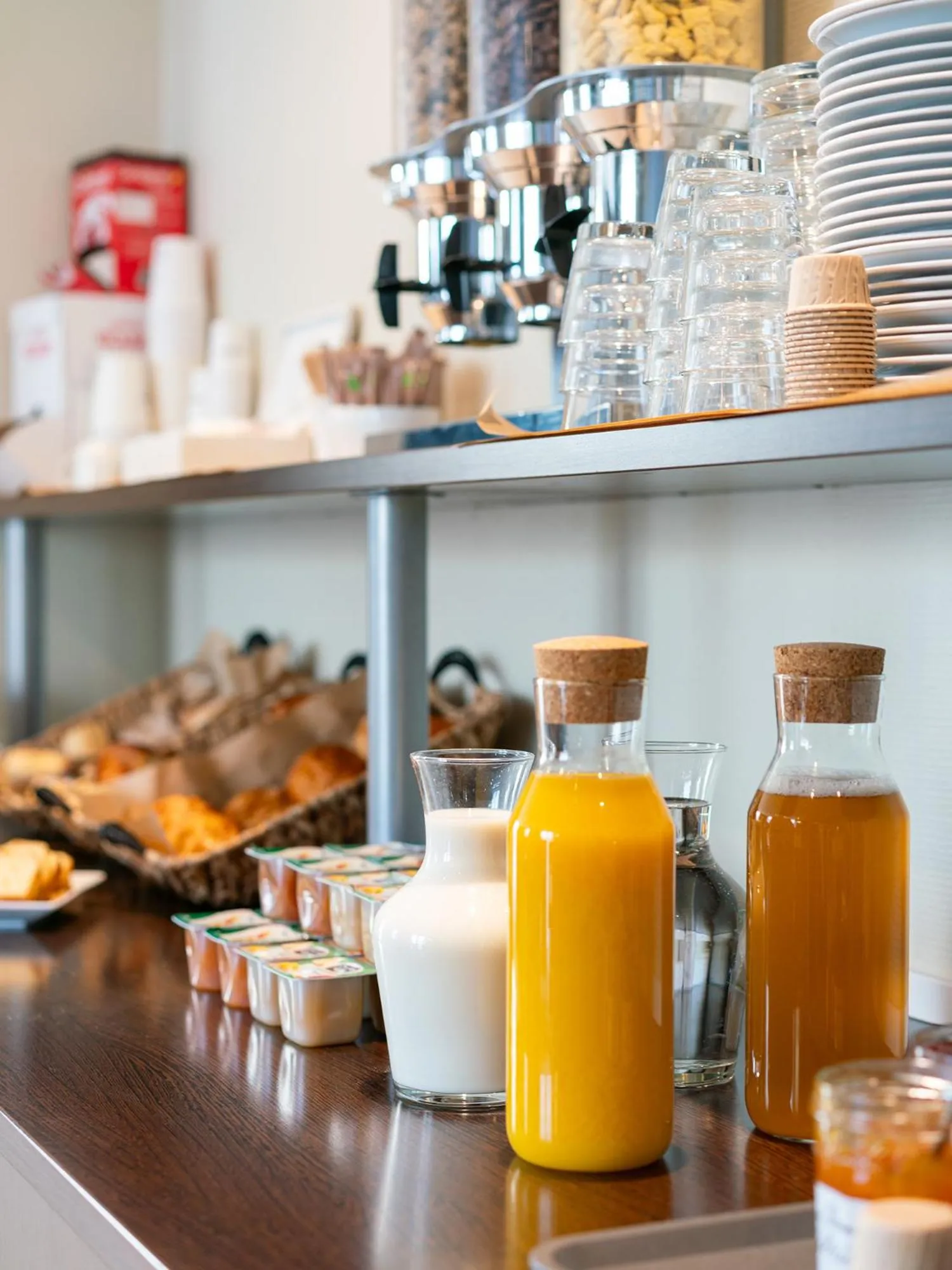 Breakfast in Séjours & Affaires Caen Le Clos Beaumois