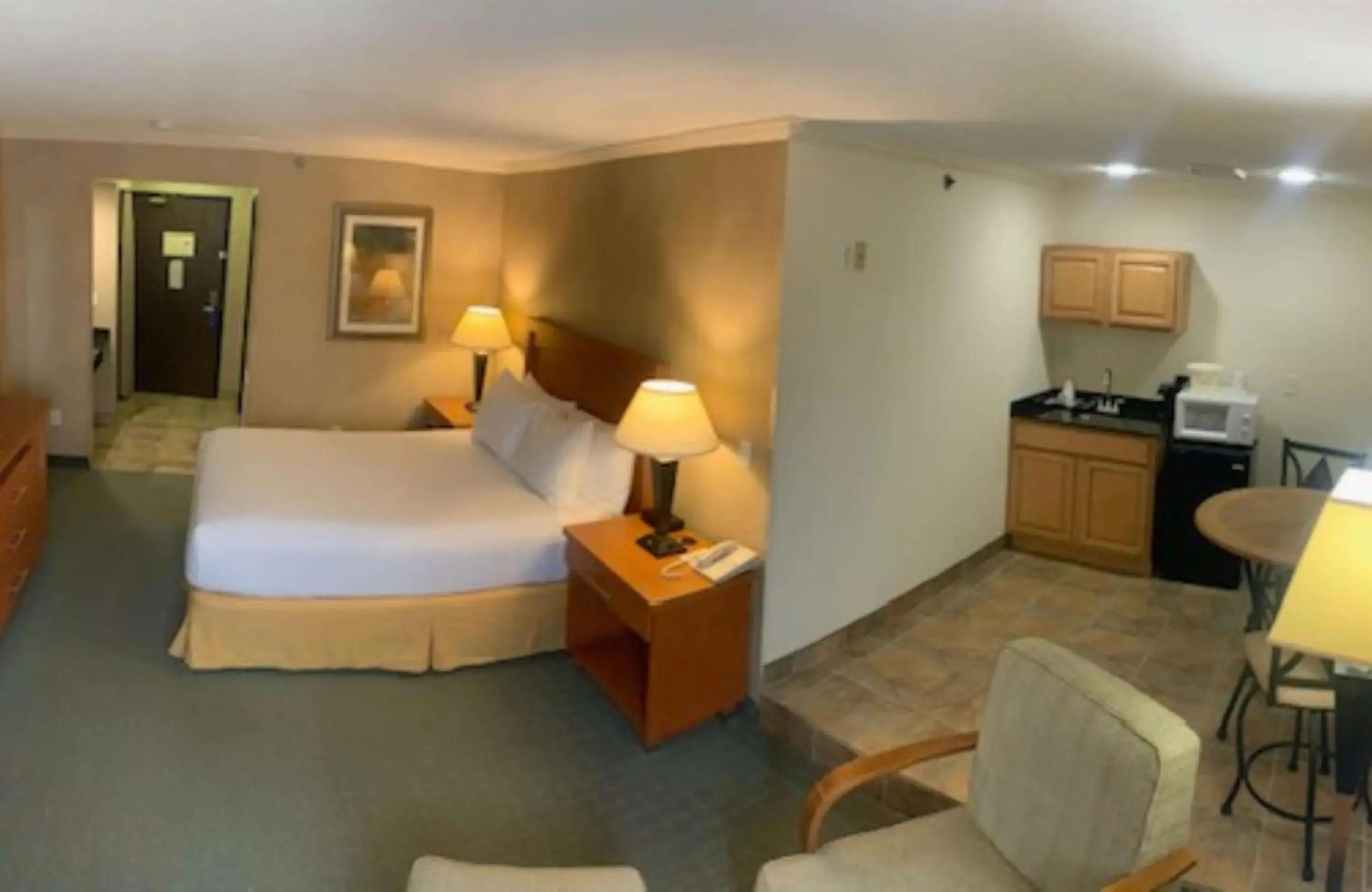 Queen Suite with Wet Bar in Best Western Davison Inn Queen Suite with Wet Bar in Best Western Davison Inn