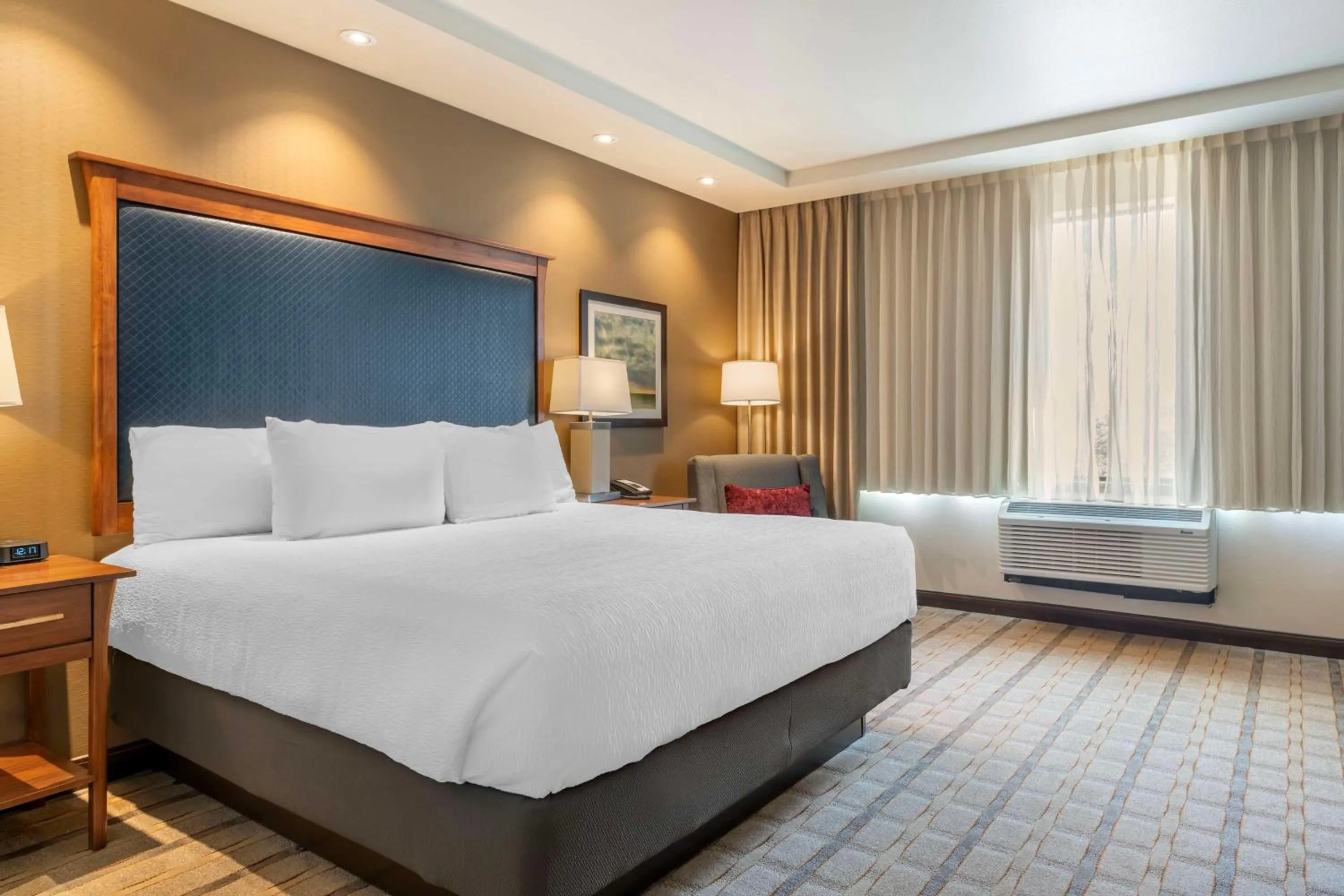 Bedroom, Bed in Best Western Premier Boulder Falls Inn