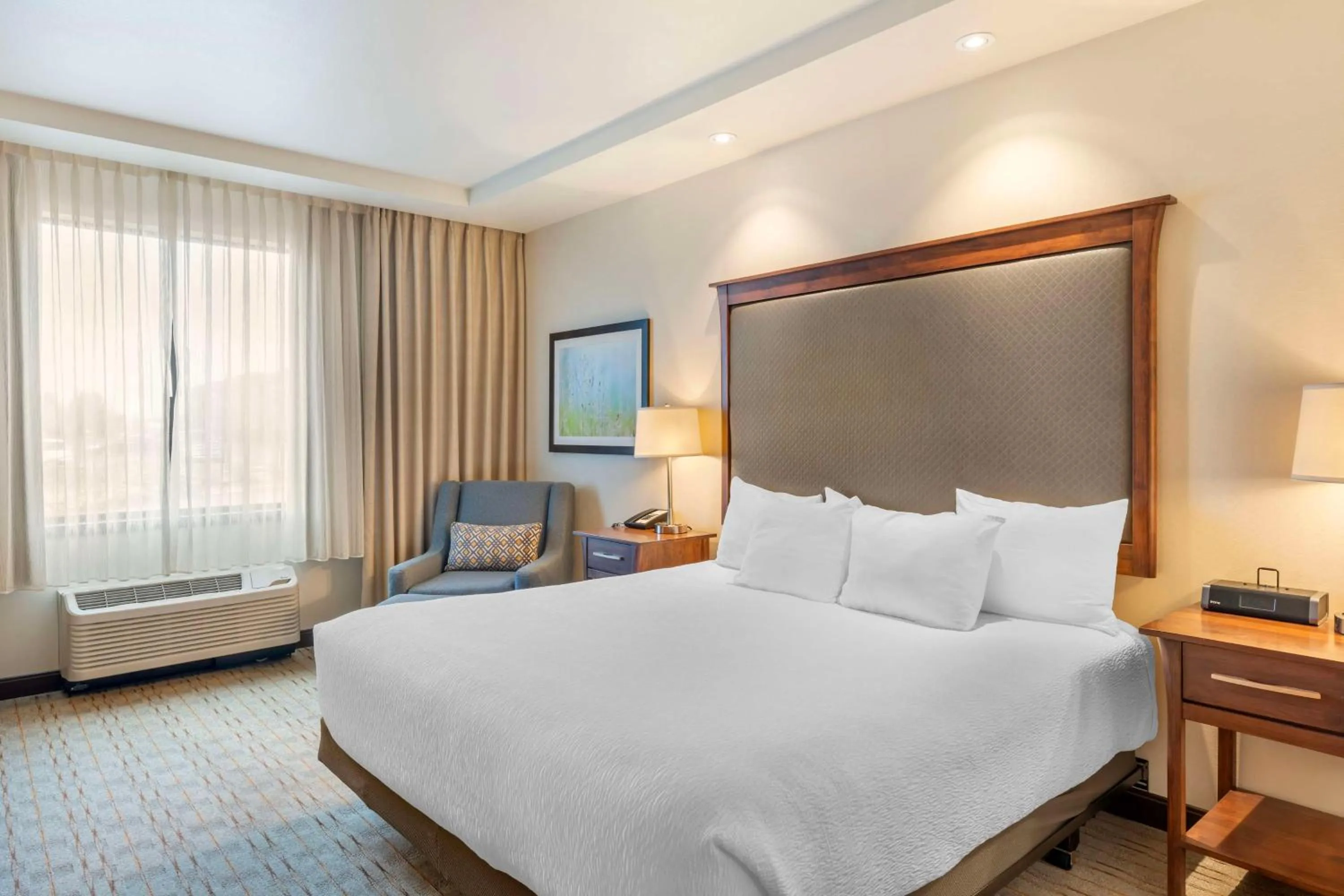 Bedroom, Bed in Best Western Premier Boulder Falls Inn