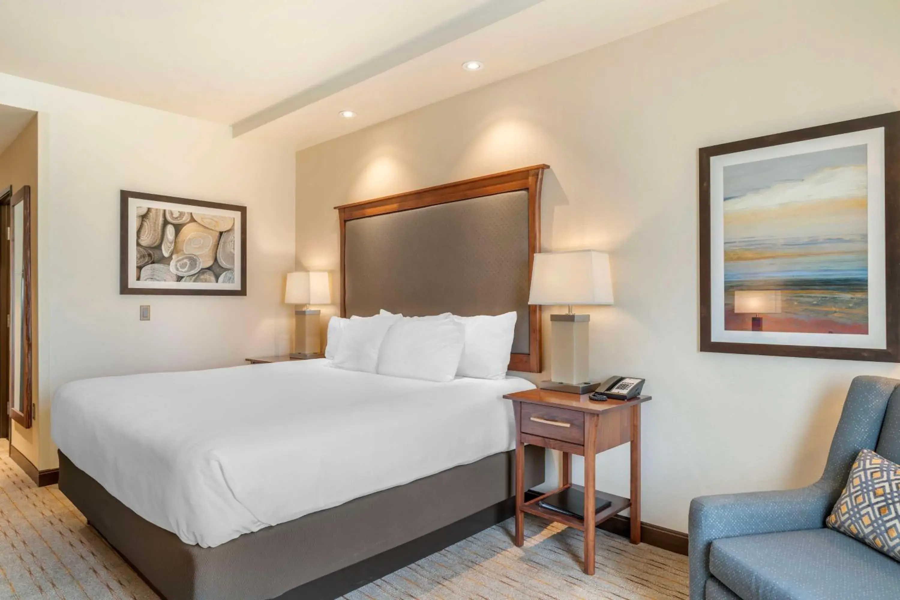 Bedroom, Bed in Best Western Premier Boulder Falls Inn Bedroom, Bed in Best Western Premier Boulder Falls Inn