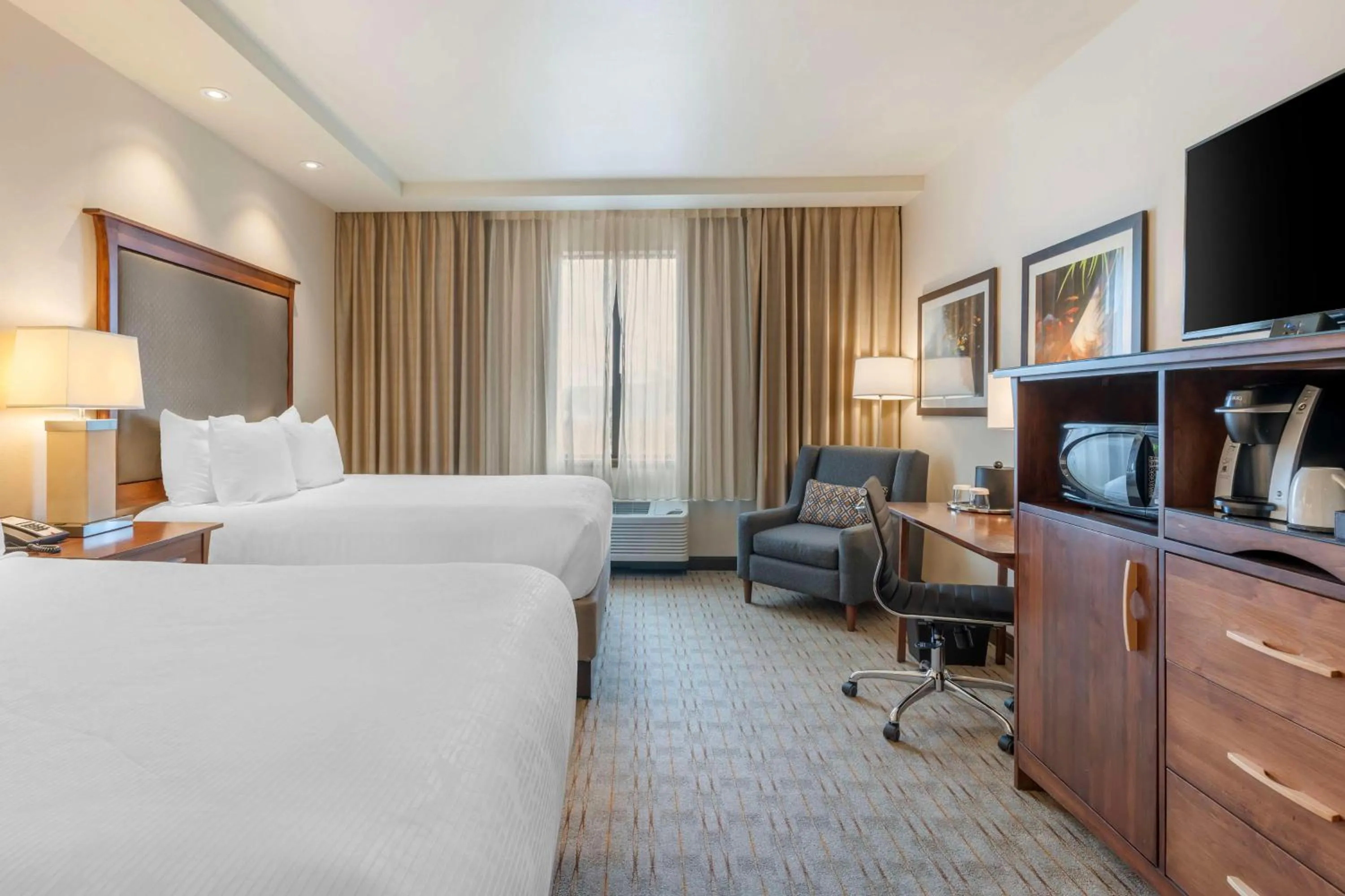 Bedroom, Bed in Best Western Premier Boulder Falls Inn