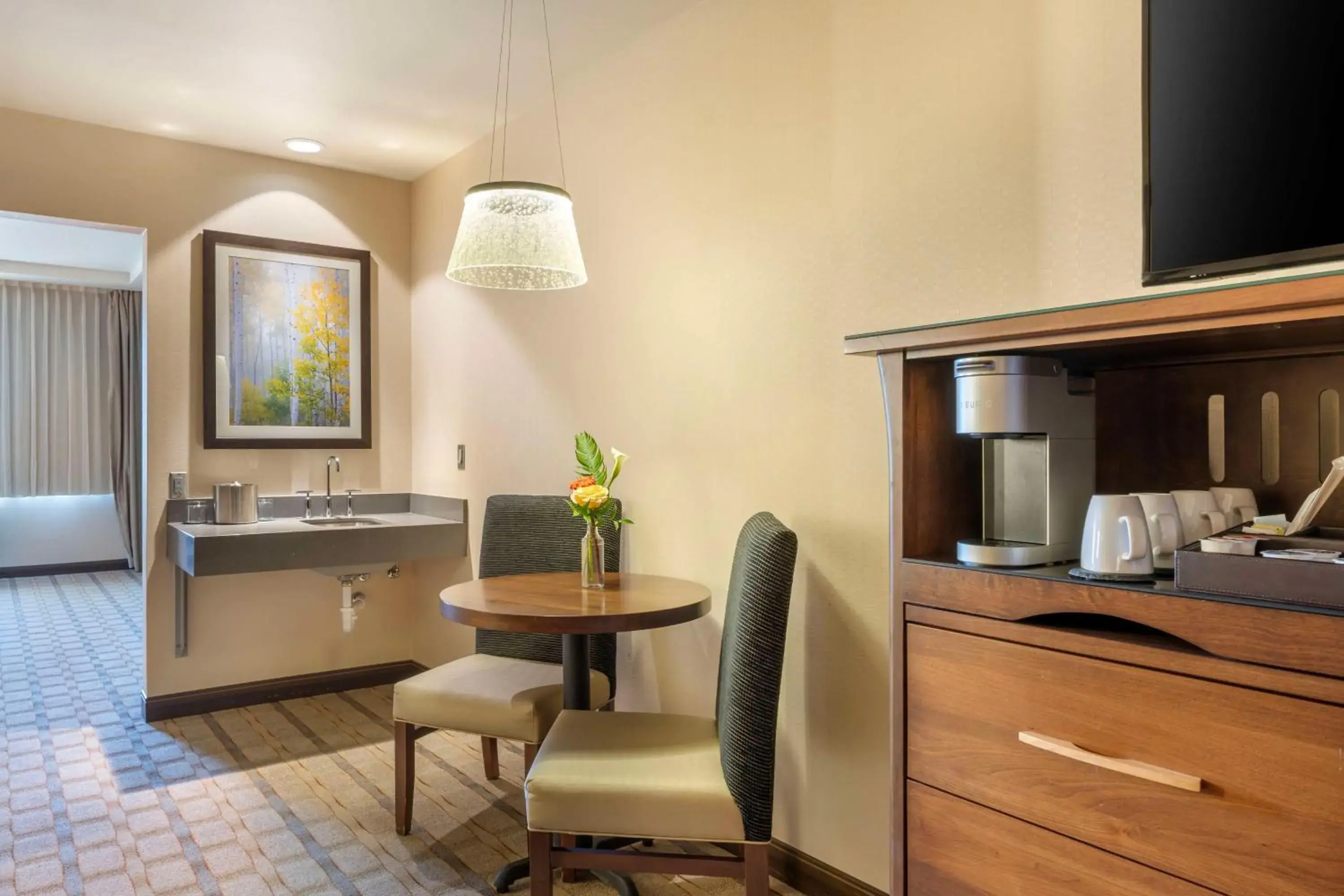 Bedroom, Bed in Best Western Premier Boulder Falls Inn Bedroom, Bed in Best Western Premier Boulder Falls Inn