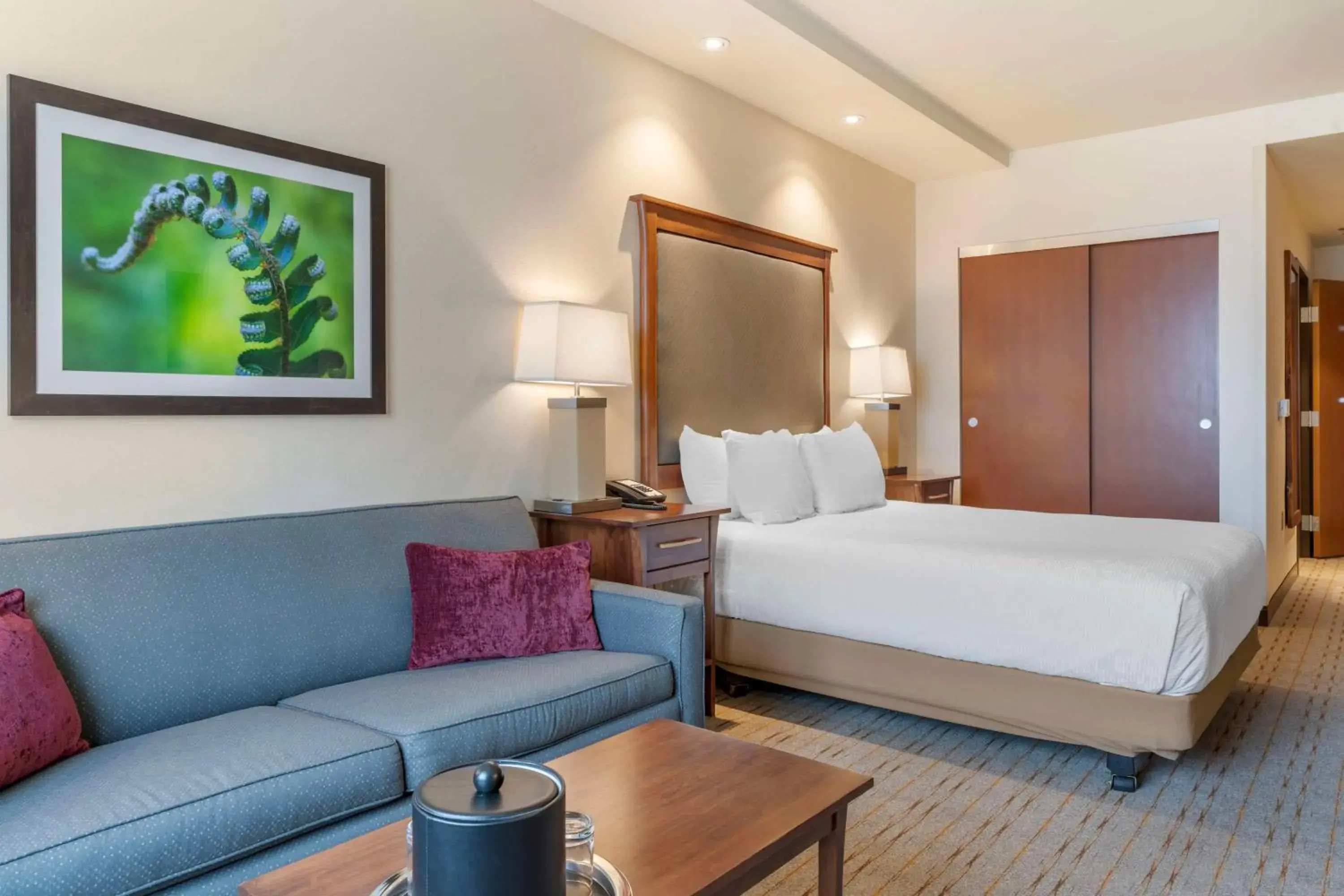 Bedroom, Bed in Best Western Premier Boulder Falls Inn Bedroom, Bed in Best Western Premier Boulder Falls Inn