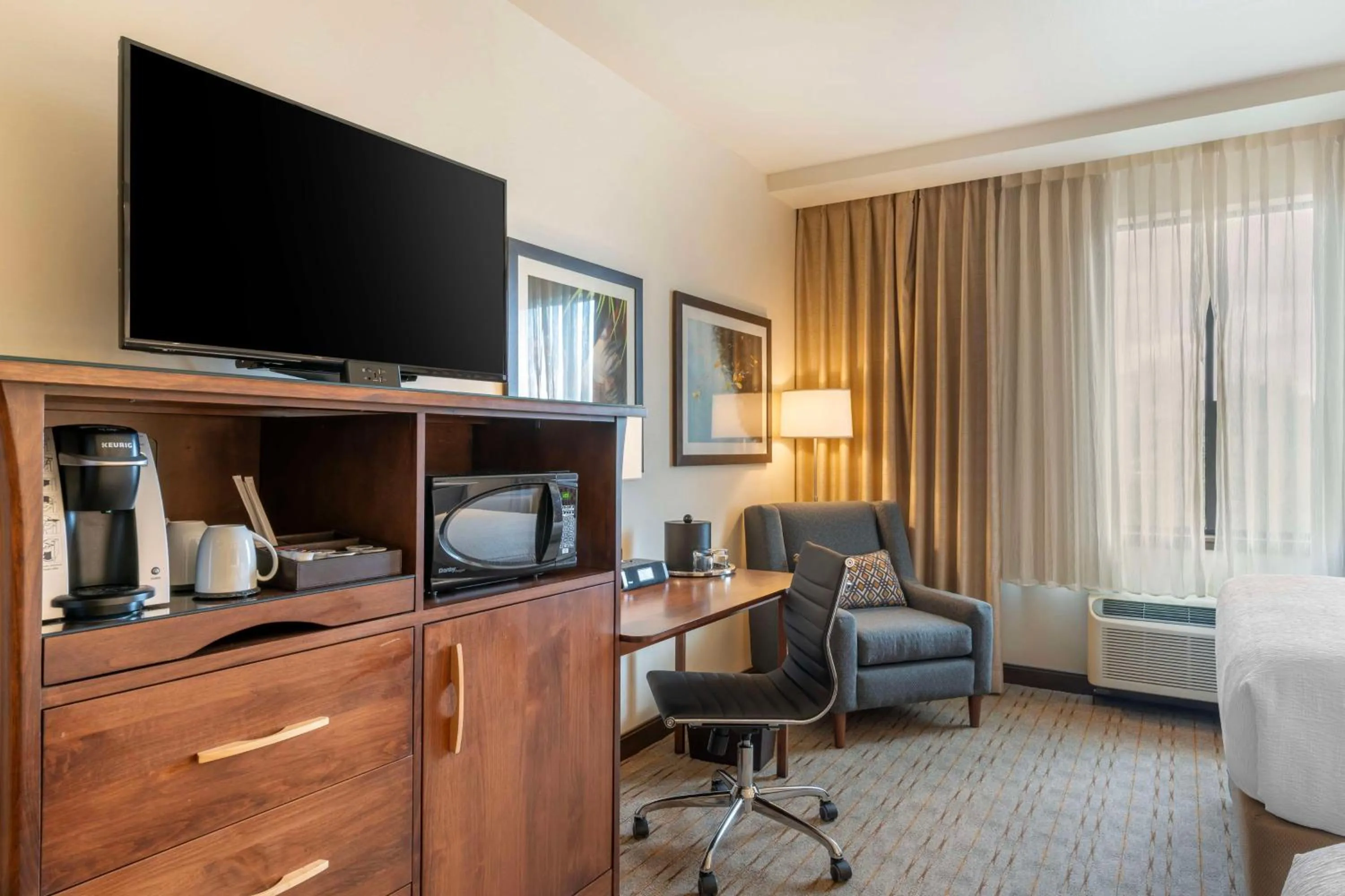 Bedroom in Best Western Premier Boulder Falls Inn