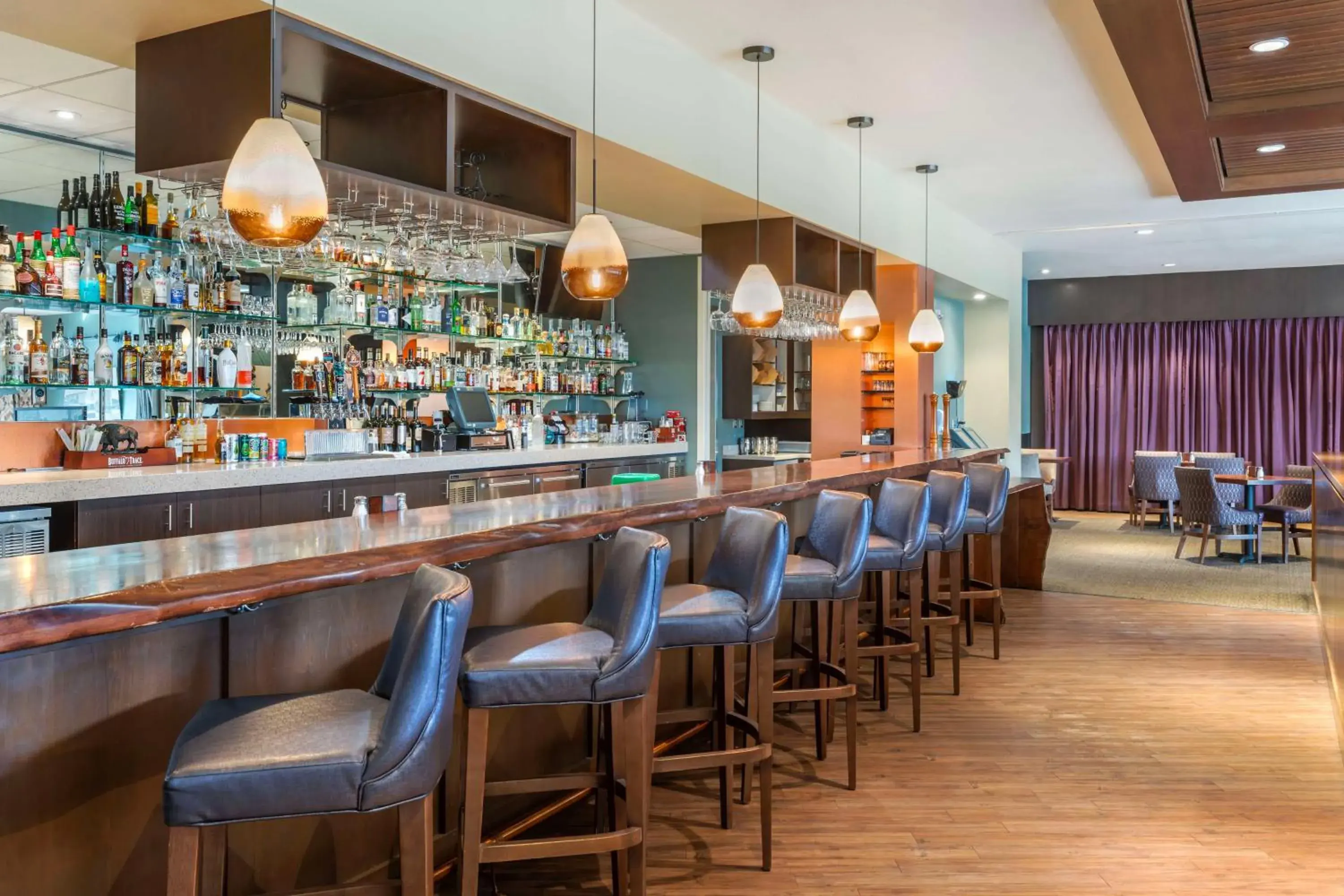 Lounge or bar in Best Western Premier Boulder Falls Inn Lounge or bar in Best Western Premier Boulder Falls Inn