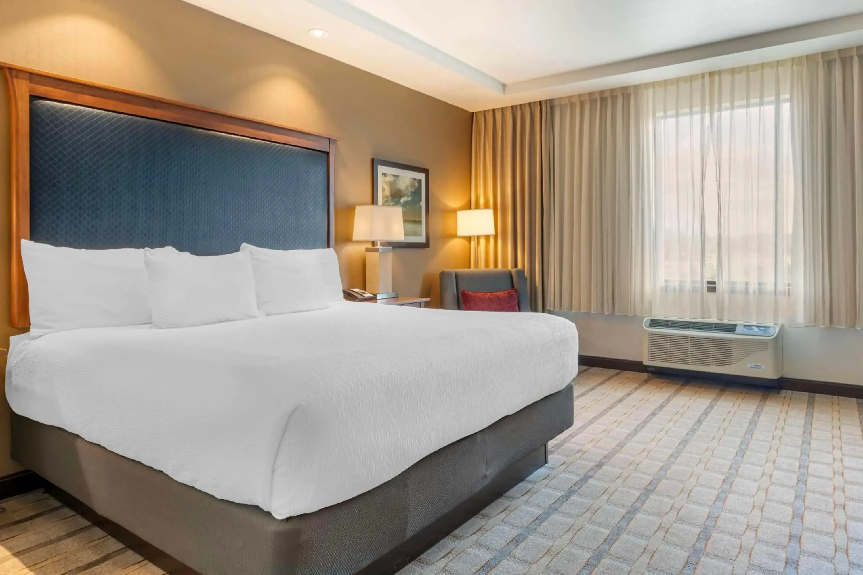 Bedroom, Bed in Best Western Premier Boulder Falls Inn Bedroom, Bed in Best Western Premier Boulder Falls Inn