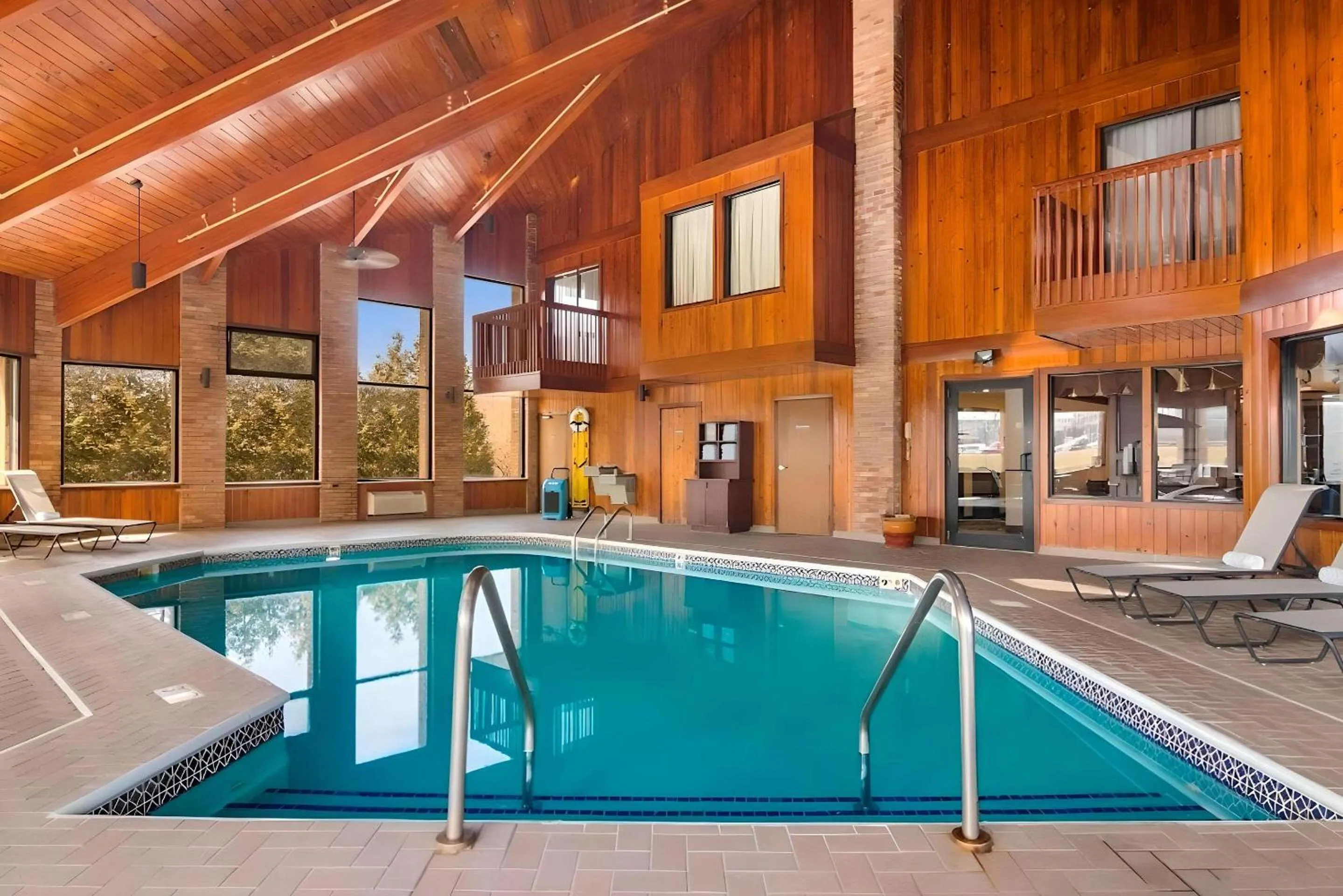 Swimming pool in Best Western Grove City Inn