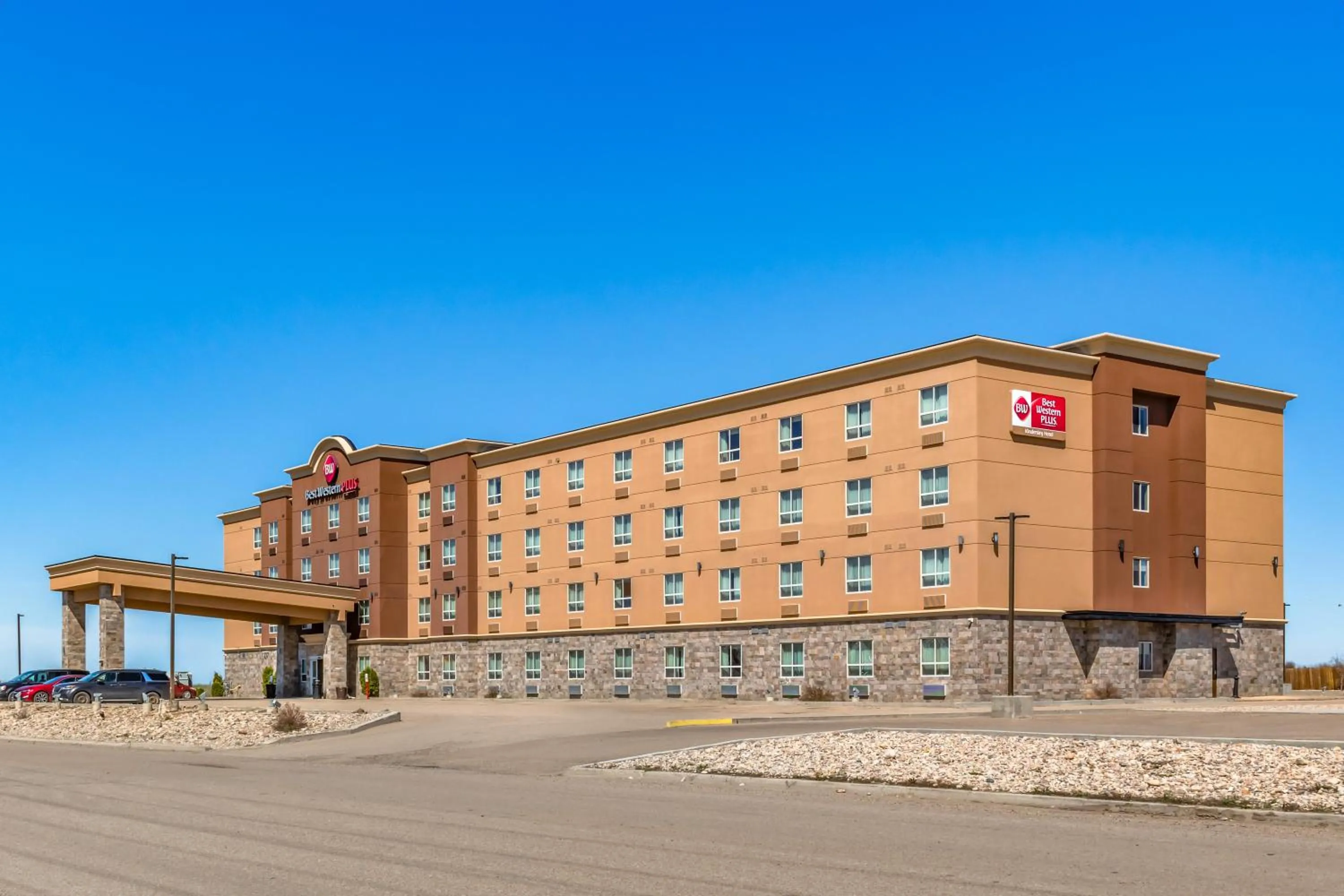 Property building in Best Western Plus Kindersley Hotel