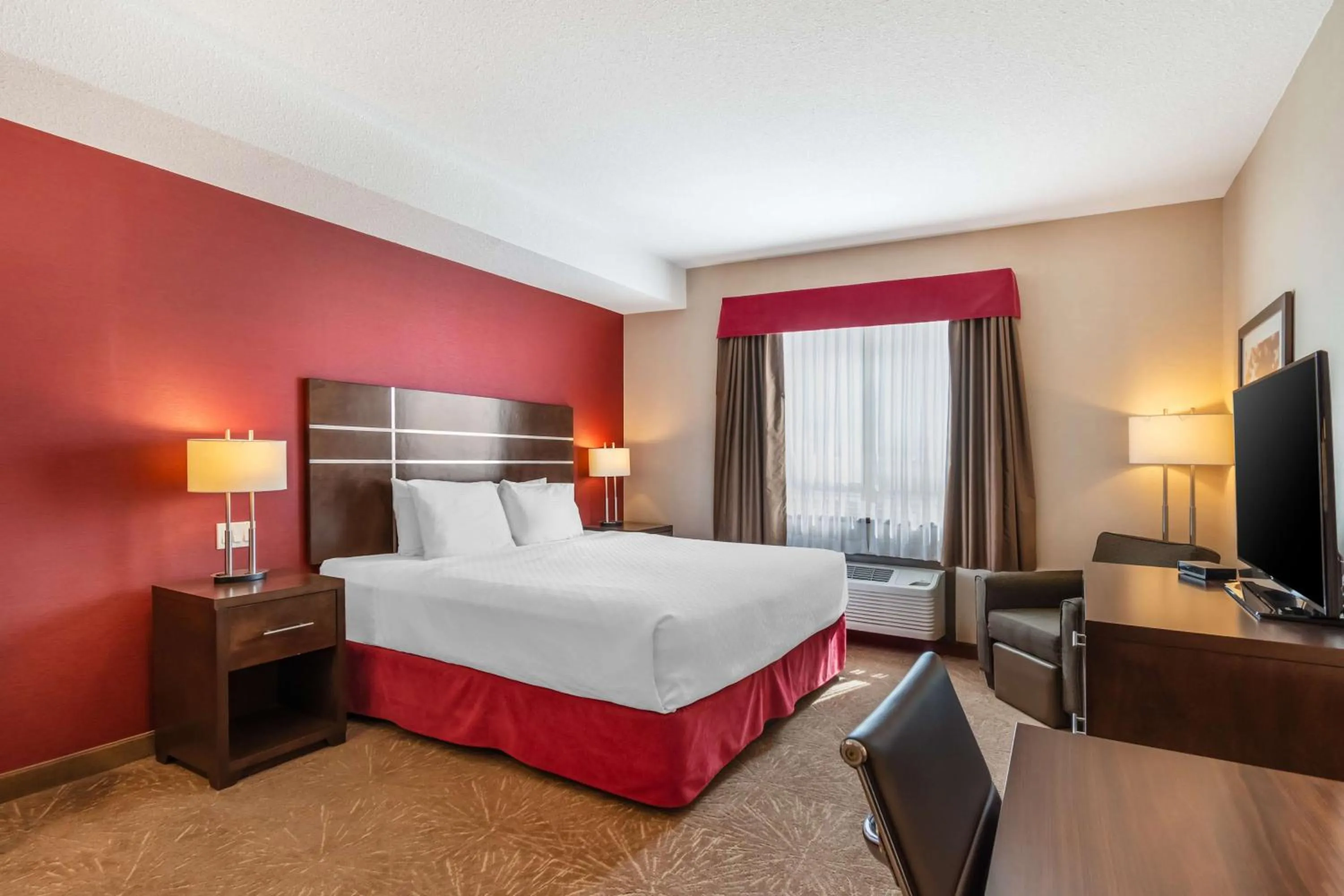 Bedroom, Bed in Best Western Plus Kindersley Hotel