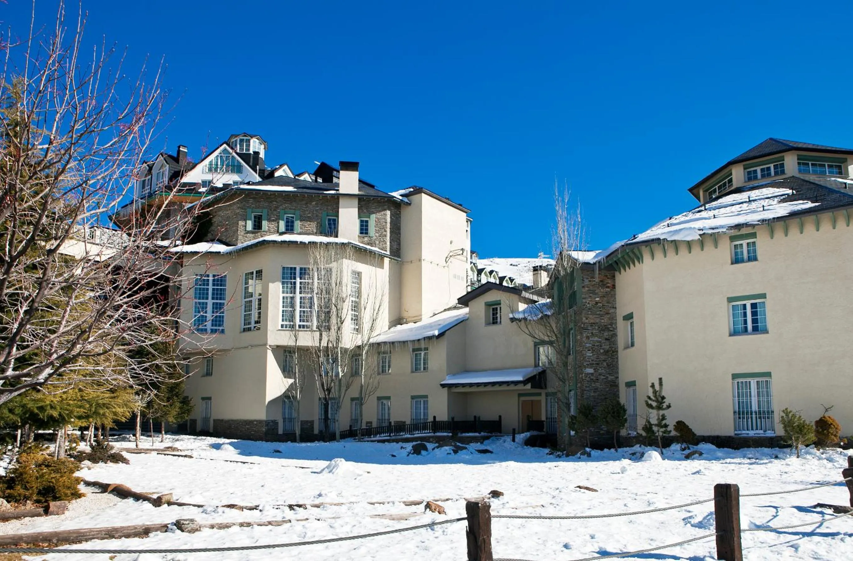 Facade/entrance in Hotel Apartamentos Trevenque