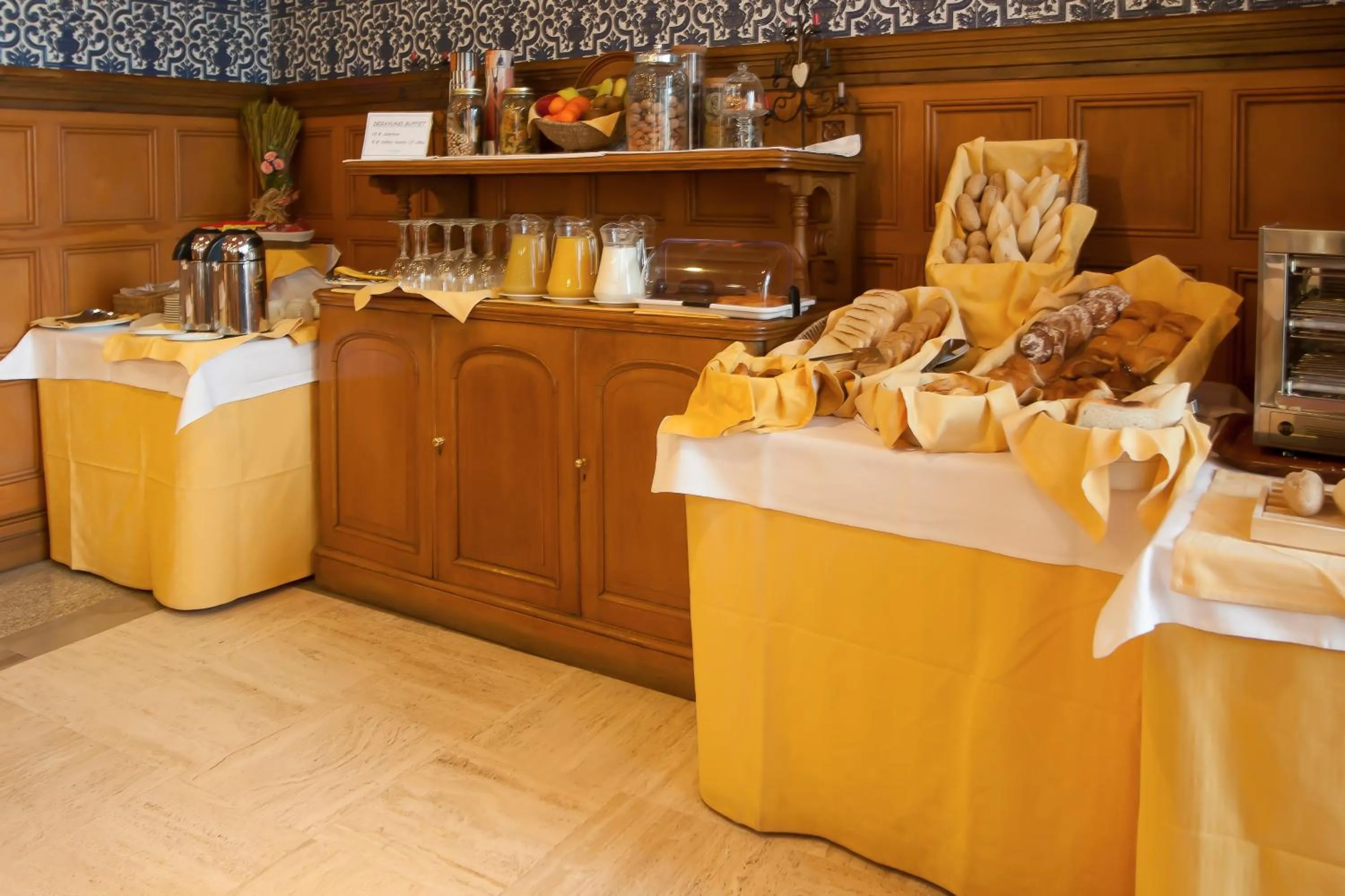 Restaurant/places to eat in Hotel Apartamentos Trevenque