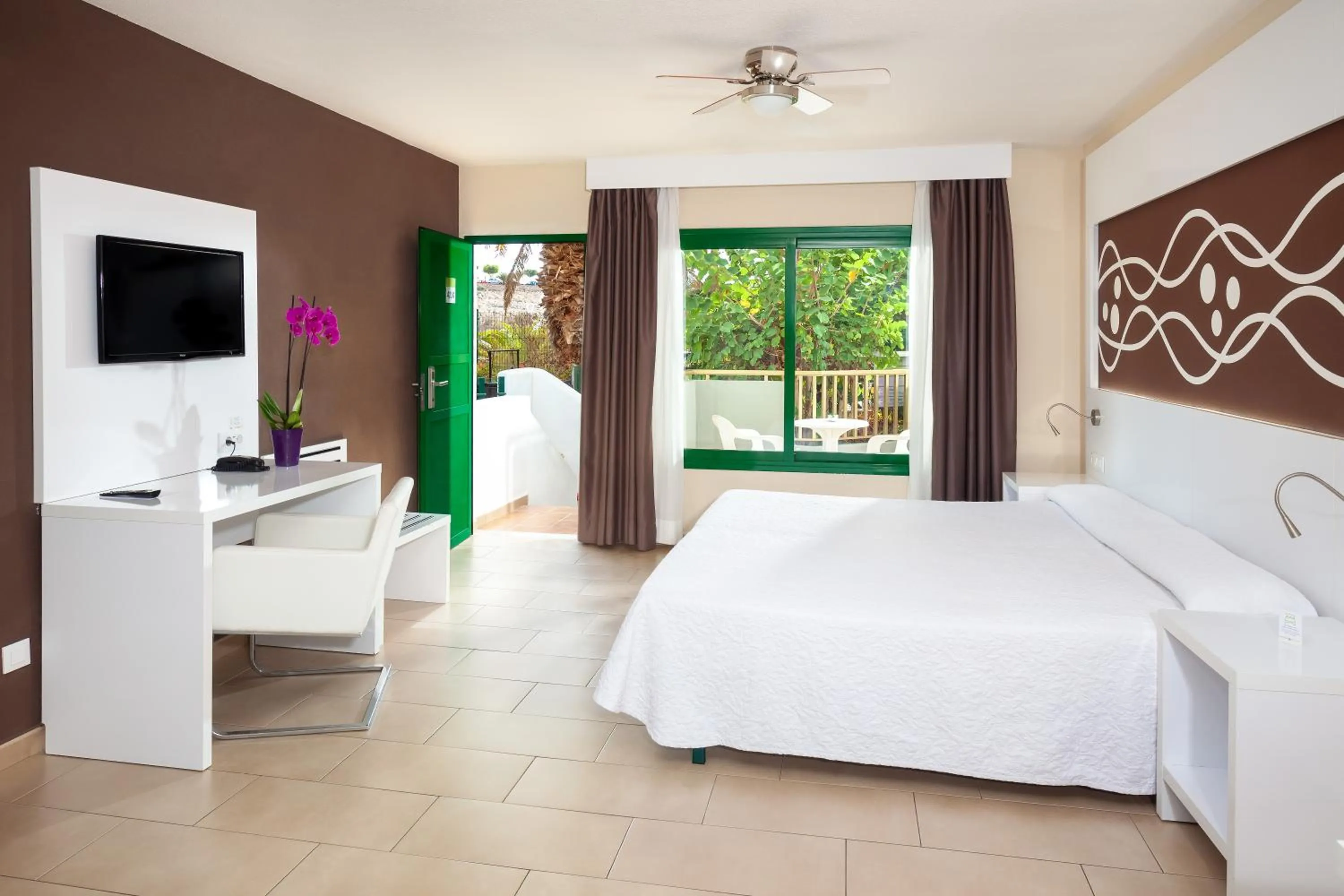 Bed in Playaolid Suites & Apartments
