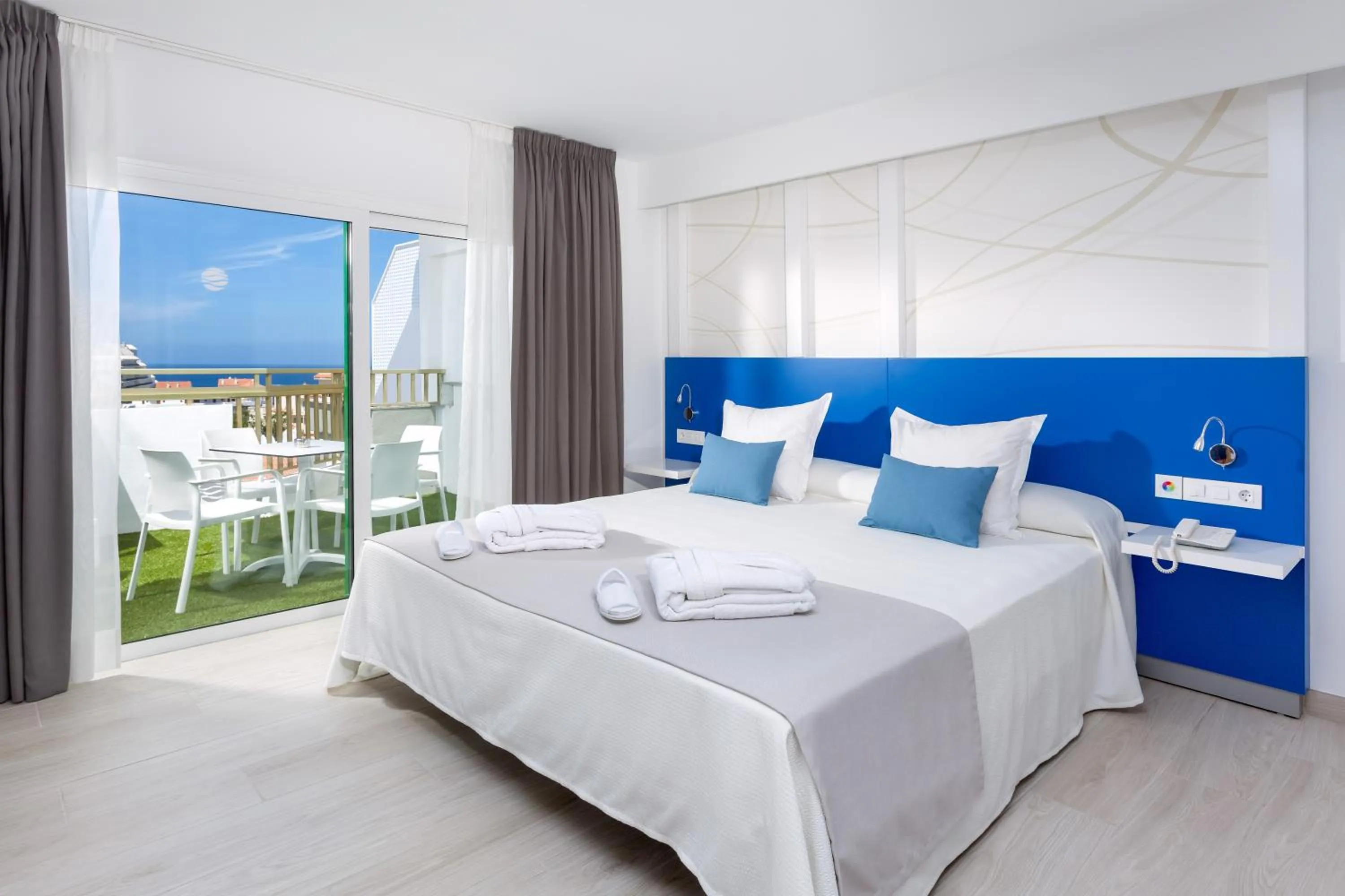 Bed in Playaolid Suites & Apartments
