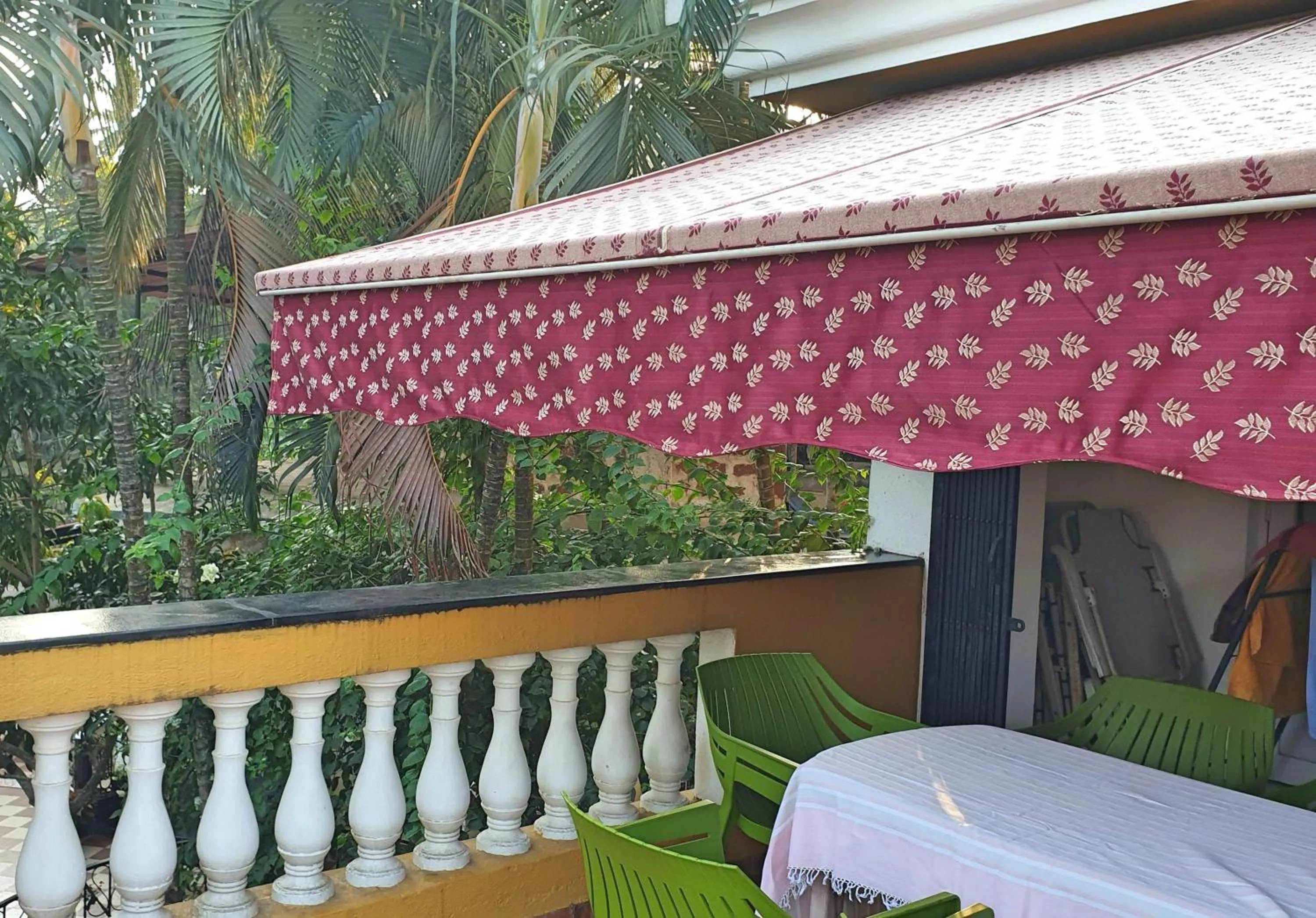 Balcony/Terrace in Boutique Villa, beach 10min, cook on request