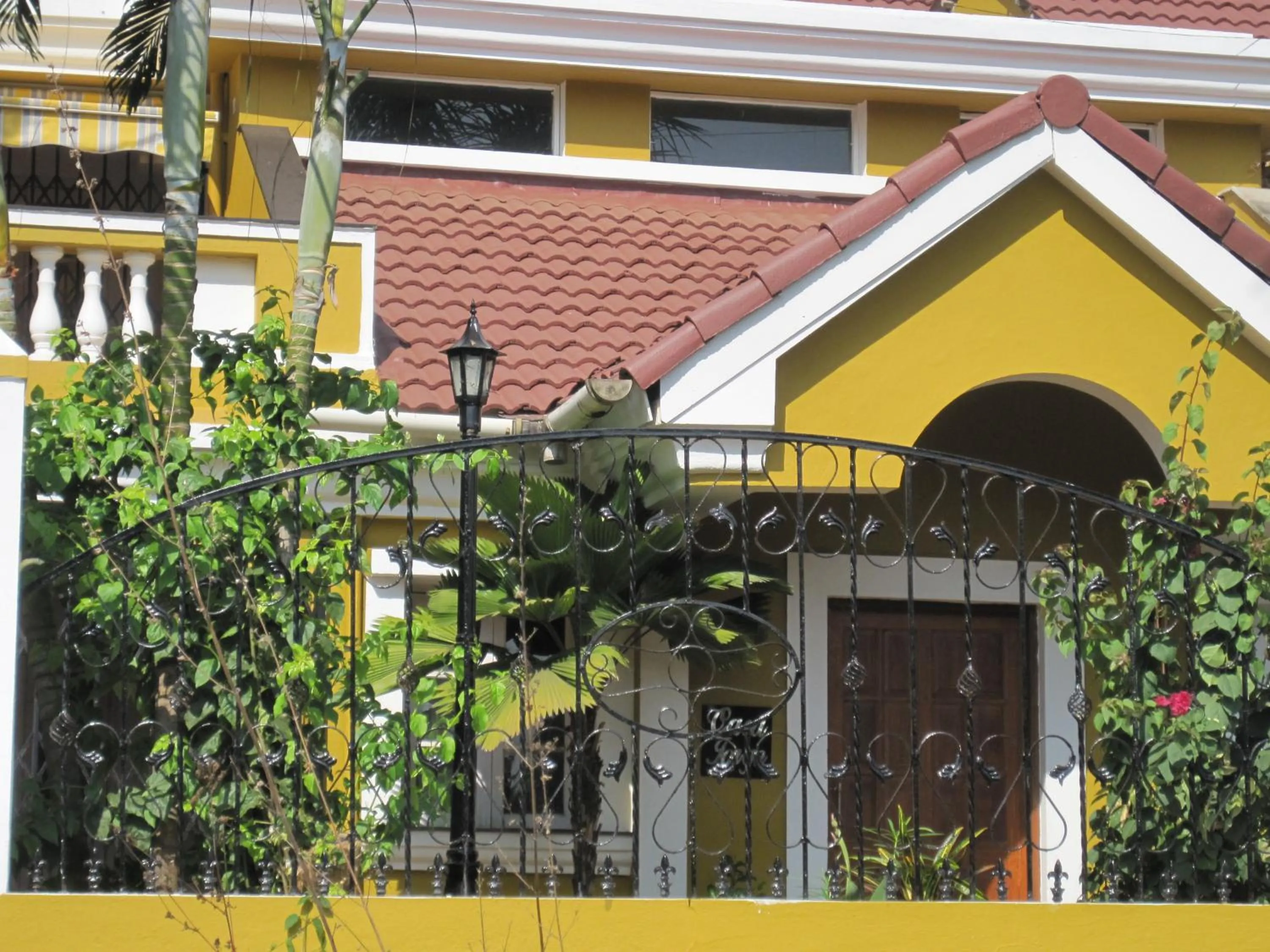 Facade/entrance in Boutique Villa, beach 10min, cook on request