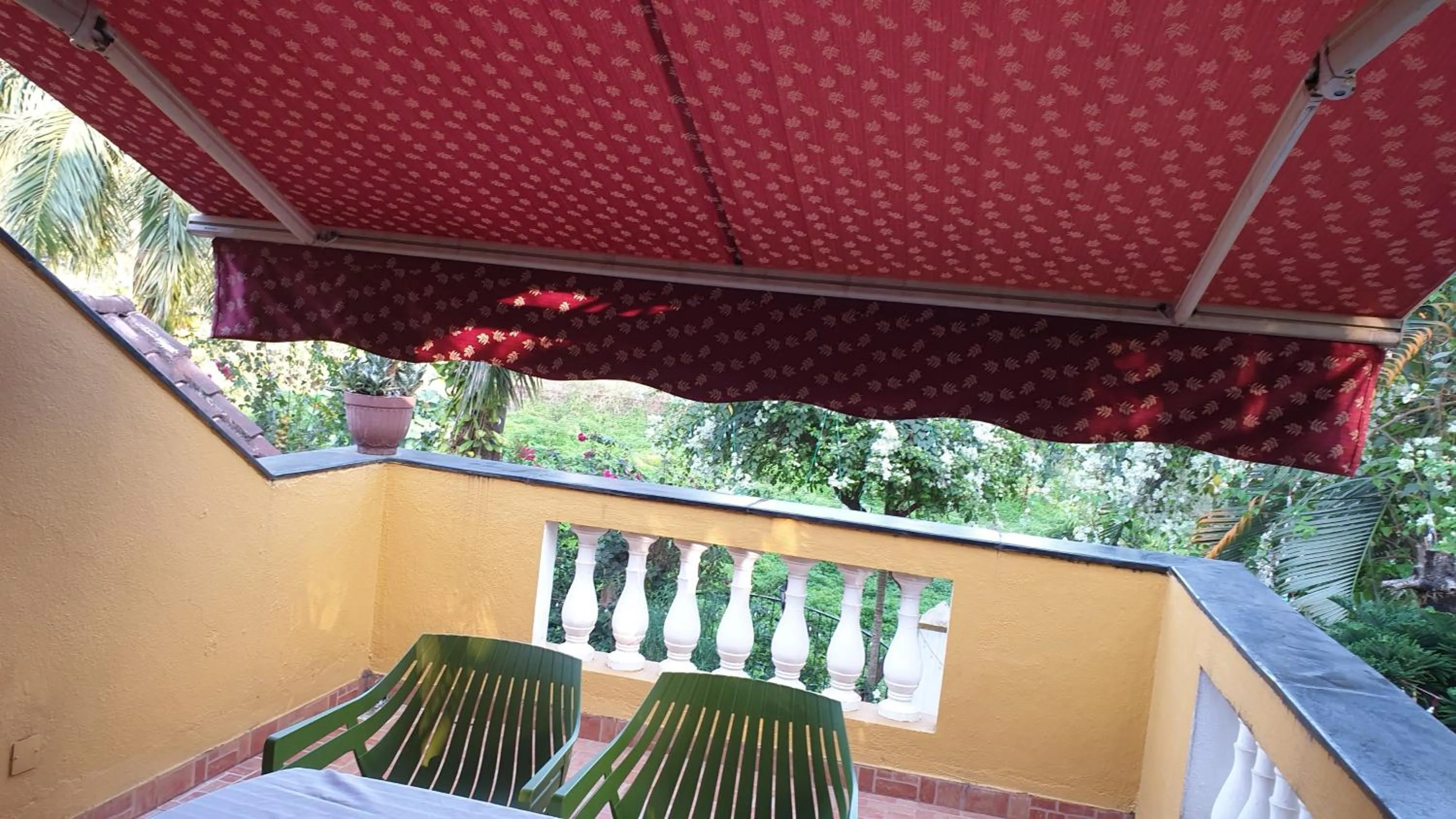 Balcony/Terrace in Boutique Villa, beach 10min, cook on request
