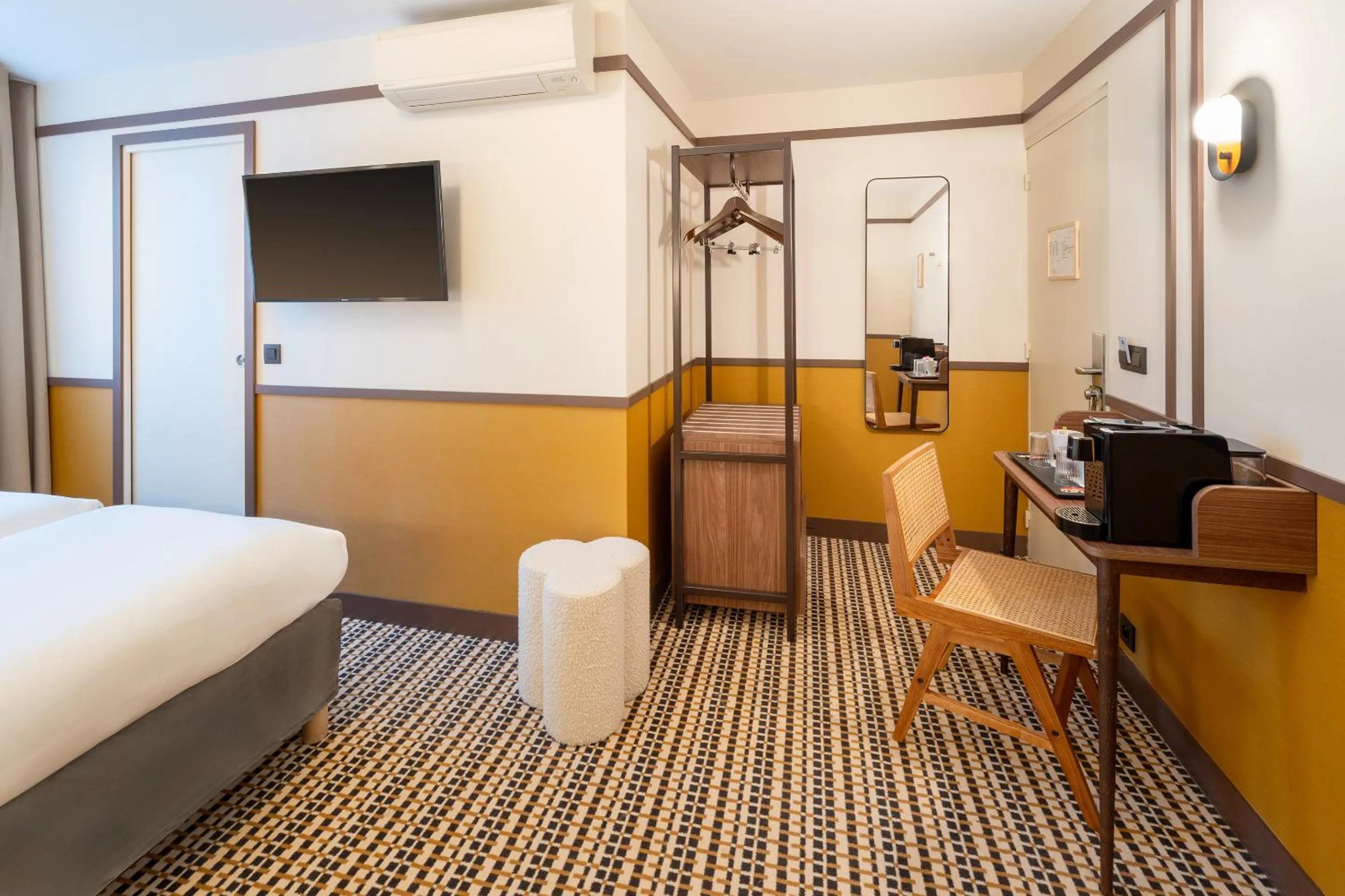 Bed in Best Western Plus Au Grand Saint Jean