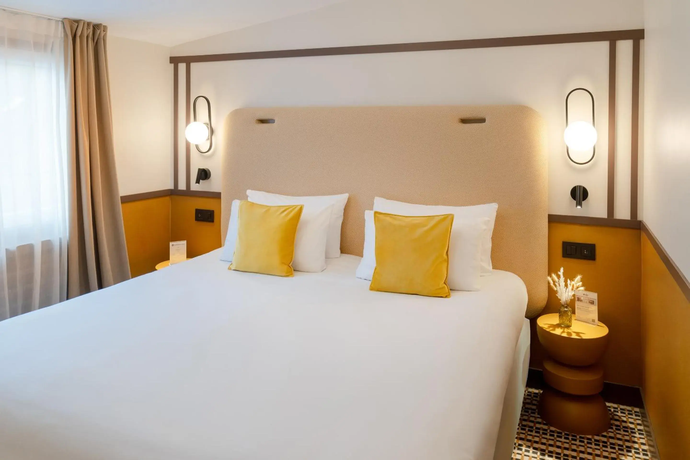 TV and multimedia, Bed in Best Western Plus Au Grand Saint Jean TV and multimedia, Bed in Best Western Plus Au Grand Saint Jean