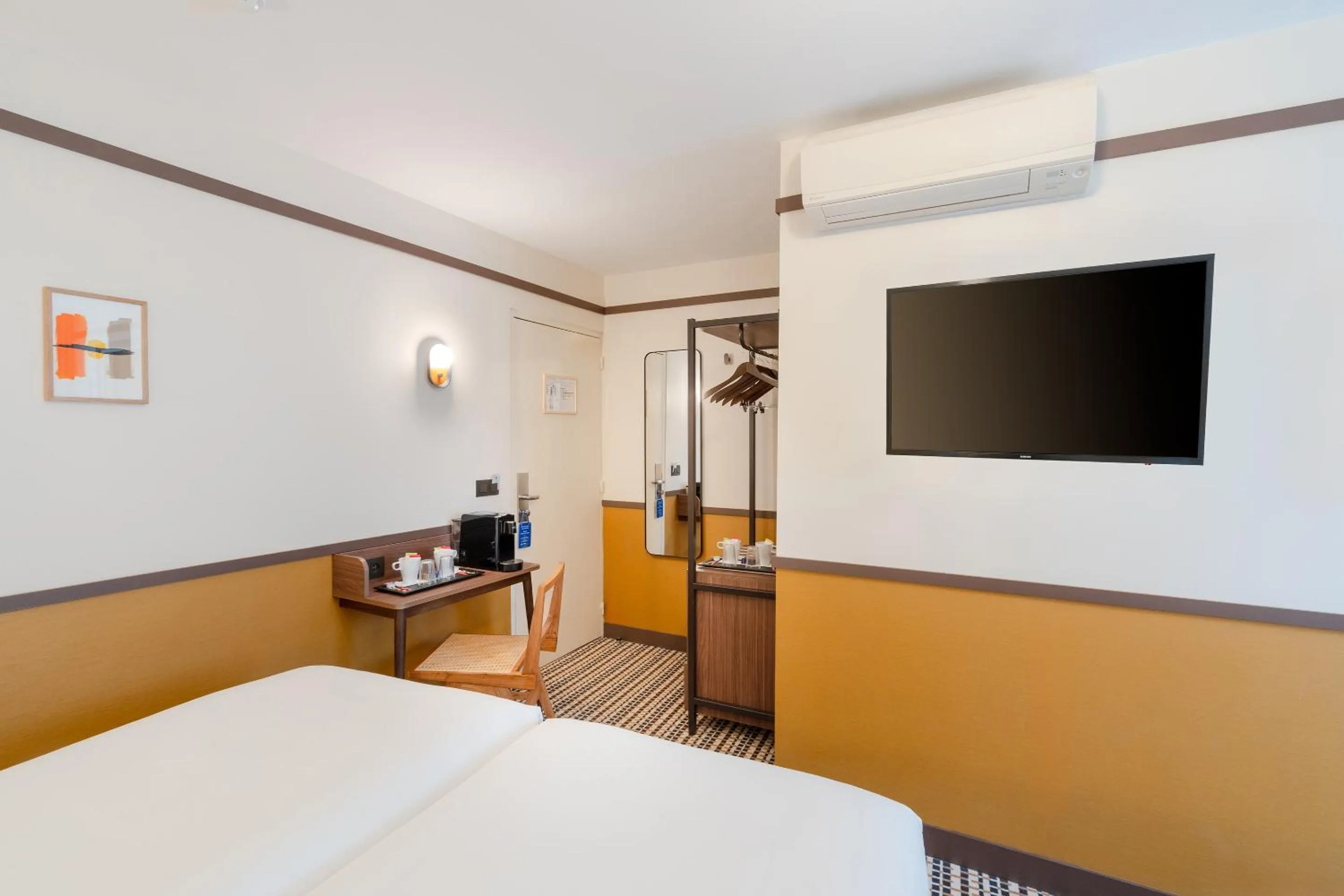 TV and multimedia, Bed in Best Western Plus Au Grand Saint Jean