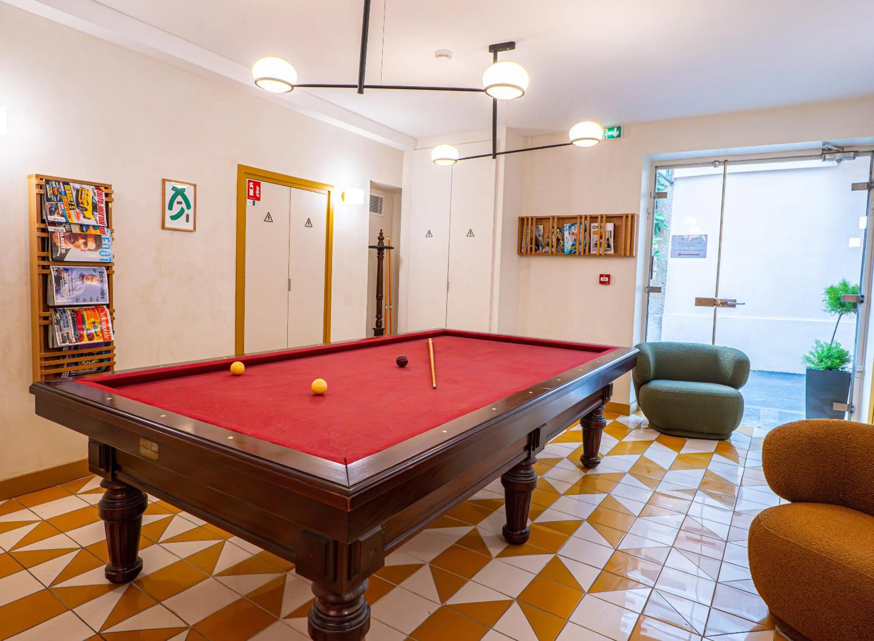 Billiard in Best Western Plus Au Grand Saint Jean