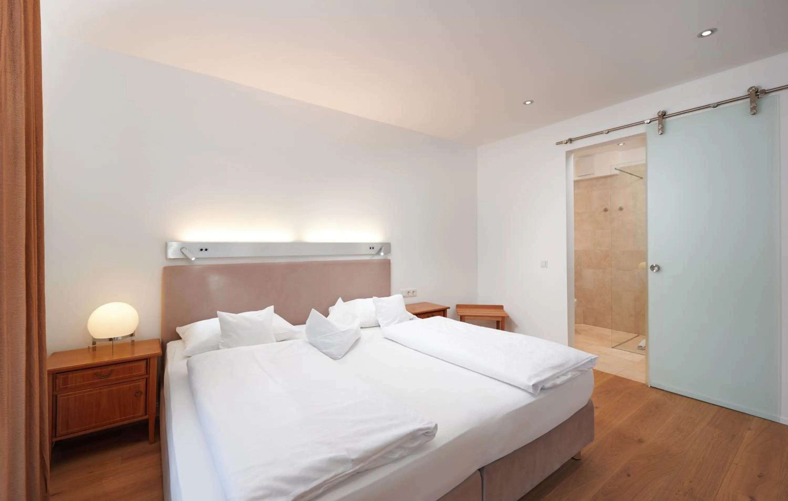 Bed in Deluxe Apartments Christina 120 m² im Design Hotel Vosteen