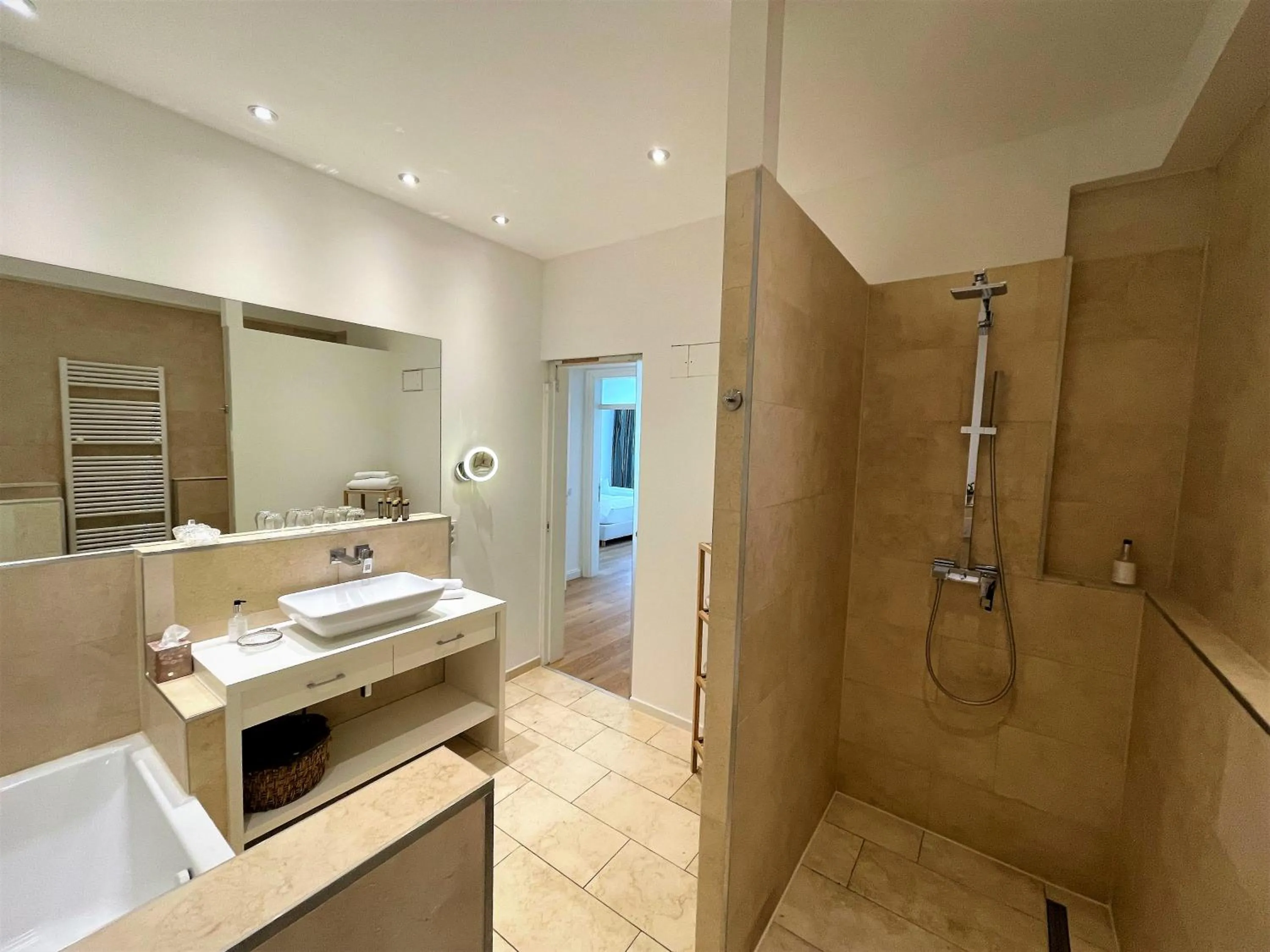 Shower in Deluxe Apartments Christina 120 m² im Design Hotel Vosteen