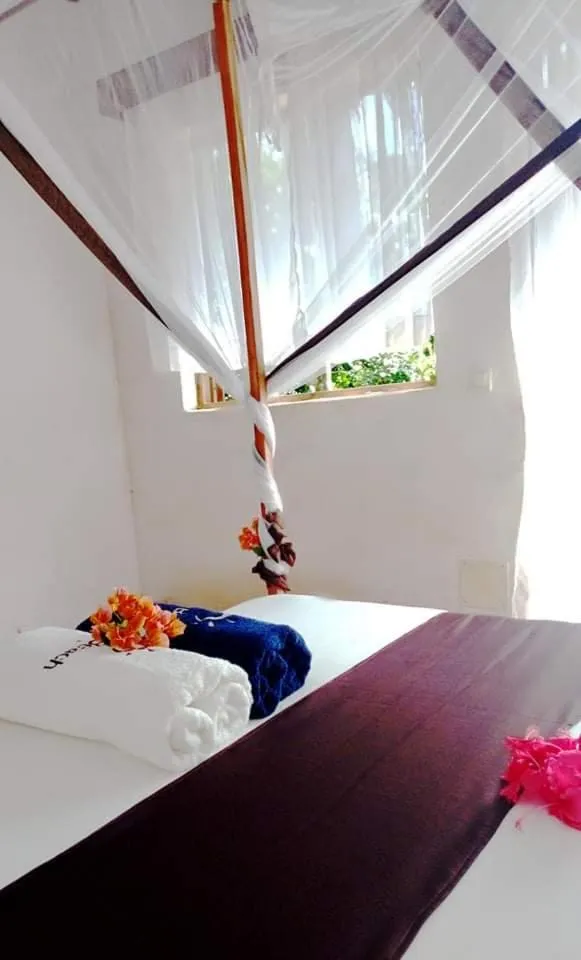 Bedroom, Bed in Hotel Océan Beach Sakatia