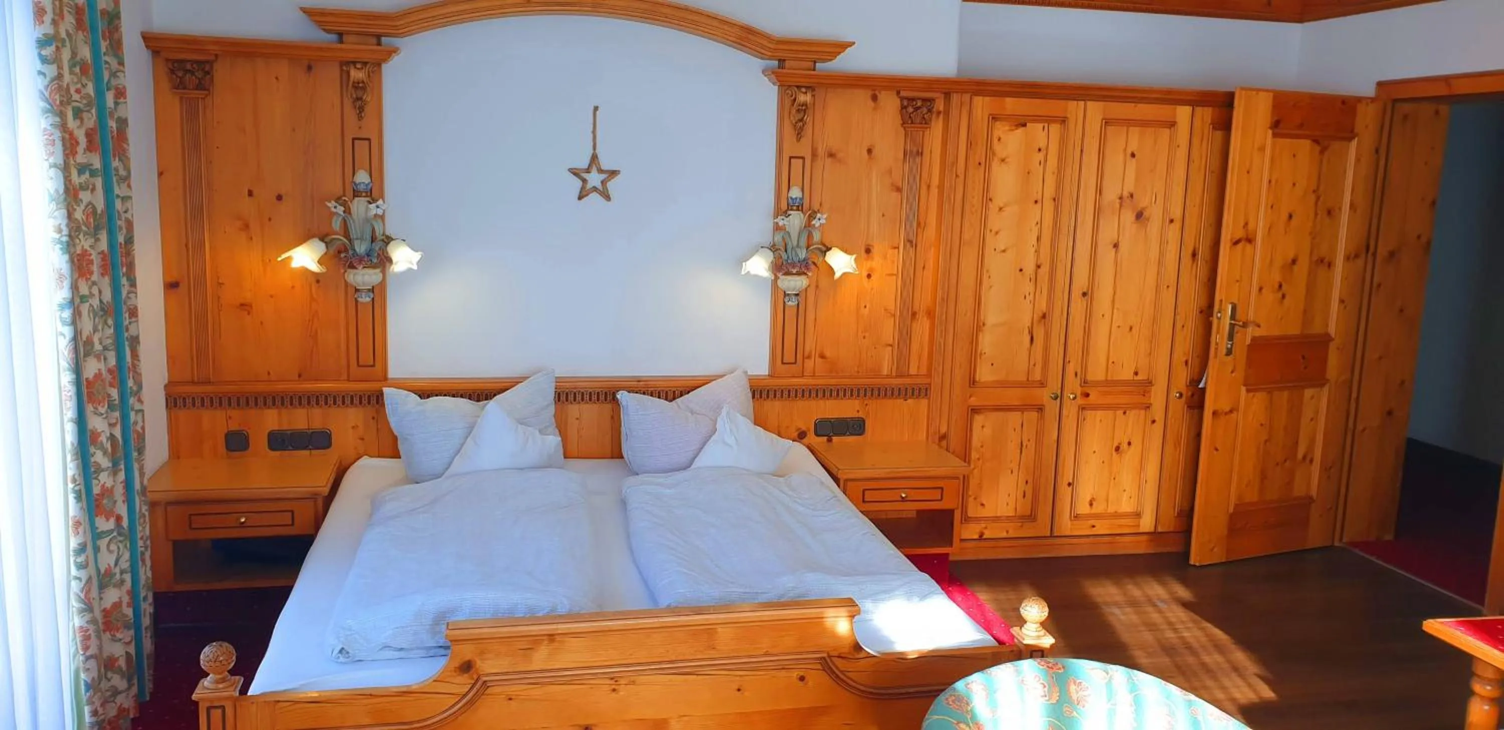 Bed in Alpenotel Rosenhof Ruhpolding, Wellness, Chiemgau Karte, Travelingo Bonus Programm