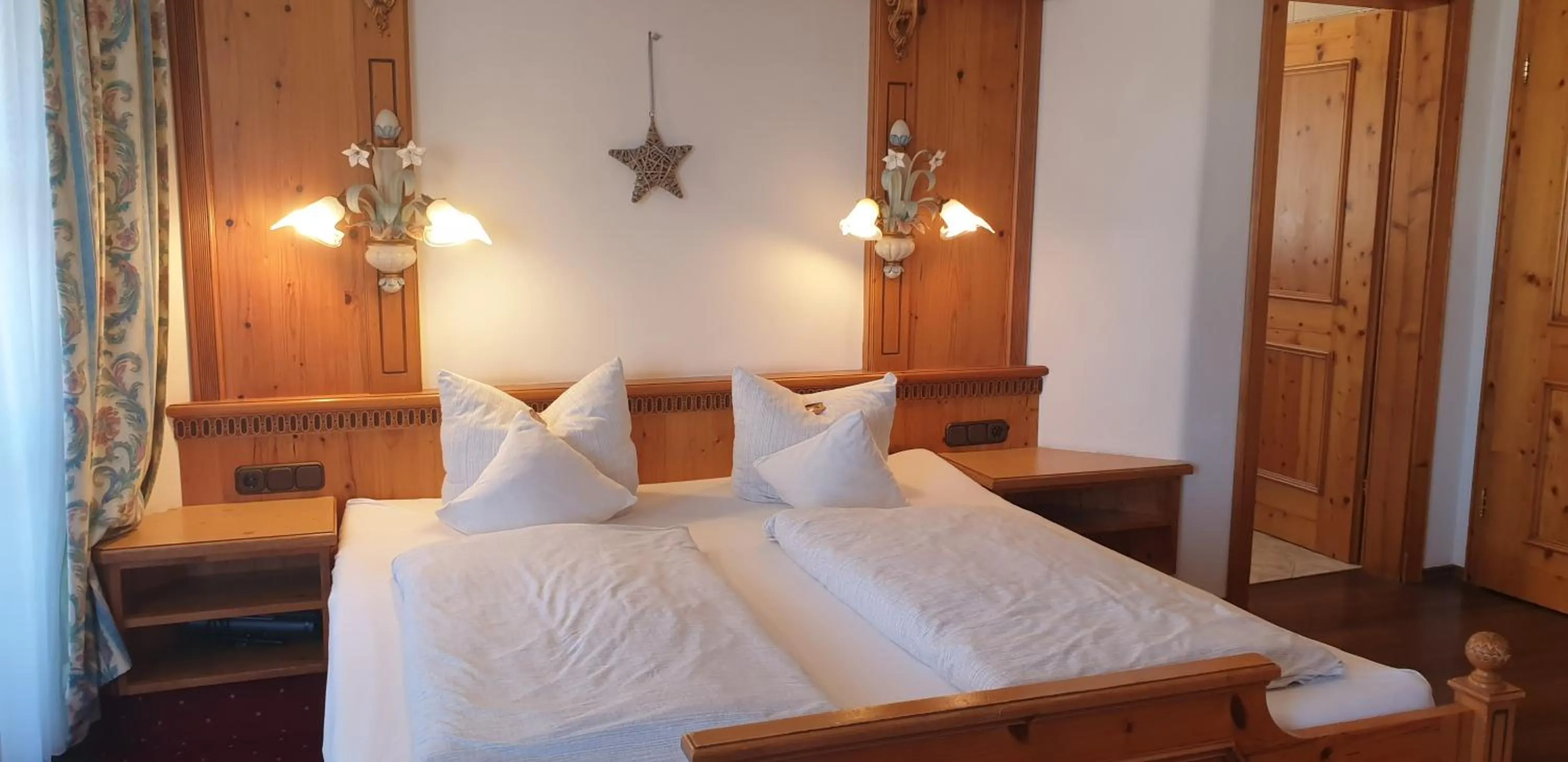 Bed in Alpenotel Rosenhof Ruhpolding, Wellness, Chiemgau Karte, Travelingo Bonus Programm