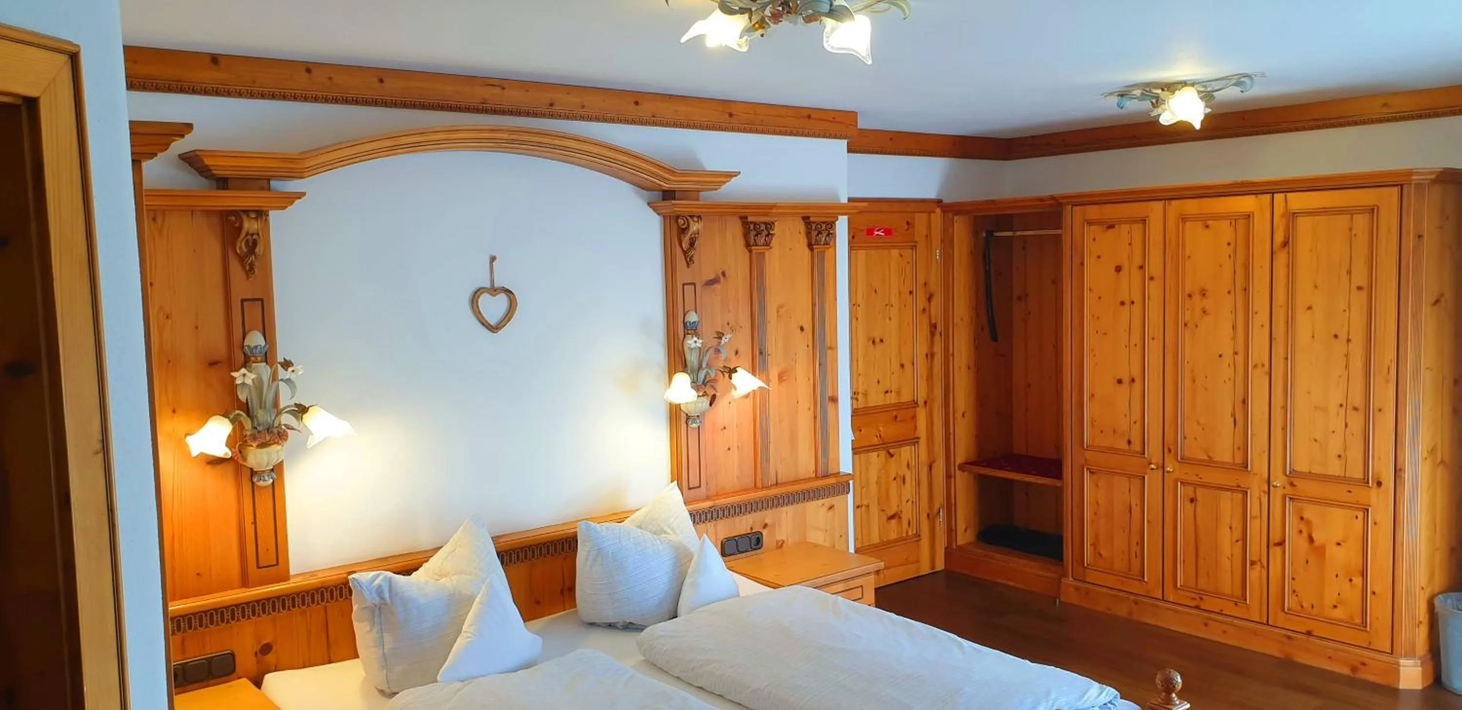 Bed in Alpenotel Rosenhof Ruhpolding, Wellness, Chiemgau Karte, Travelingo Bonus Programm