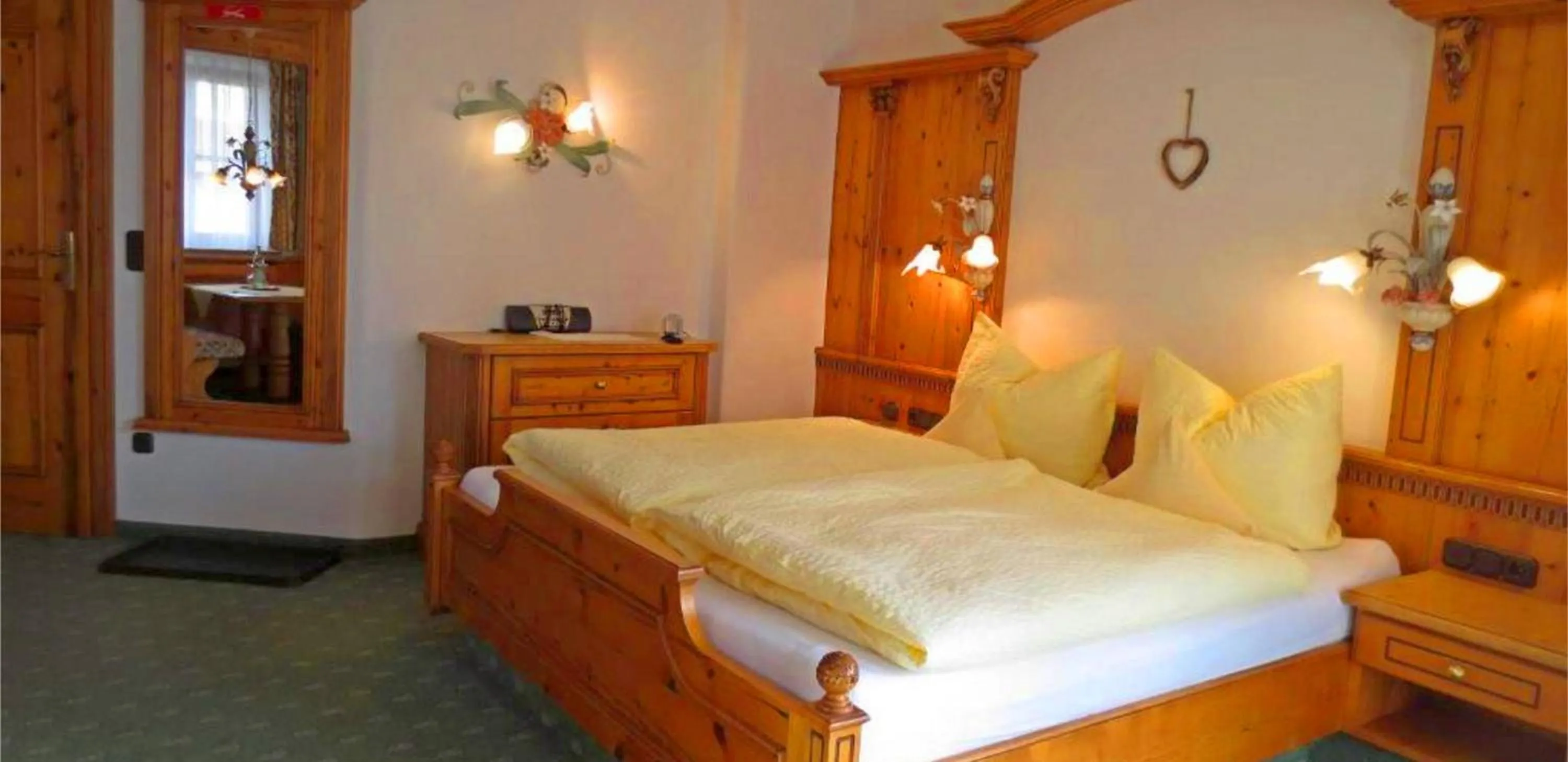 Bed in Alpenotel Rosenhof Ruhpolding, Wellness, Chiemgau Karte, Travelingo Bonus Programm