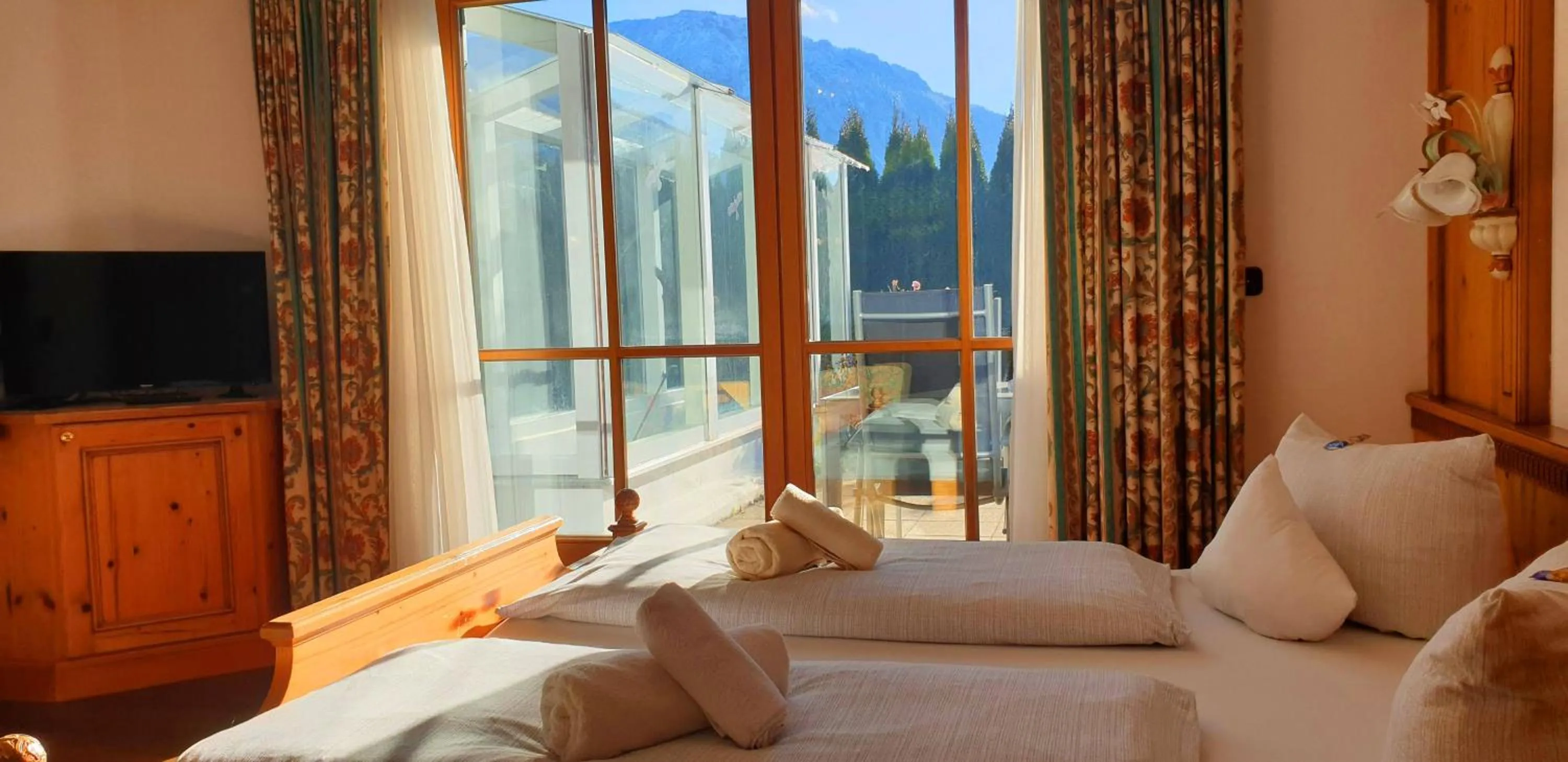 Bed in Alpenotel Rosenhof Ruhpolding, Wellness, Chiemgau Karte, Travelingo Bonus Programm