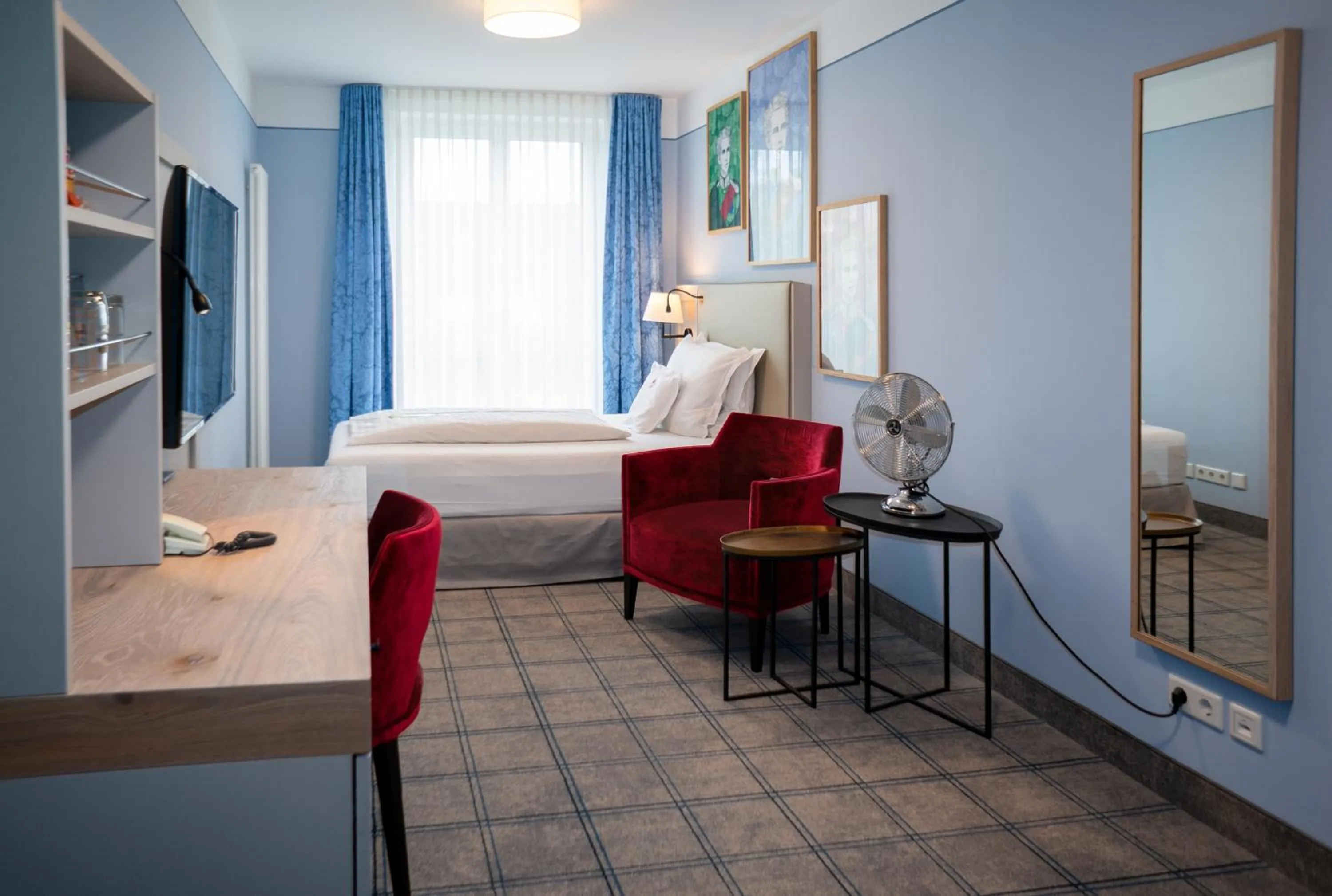 Photo of the whole room, Bed in Hotel König Ludwig II