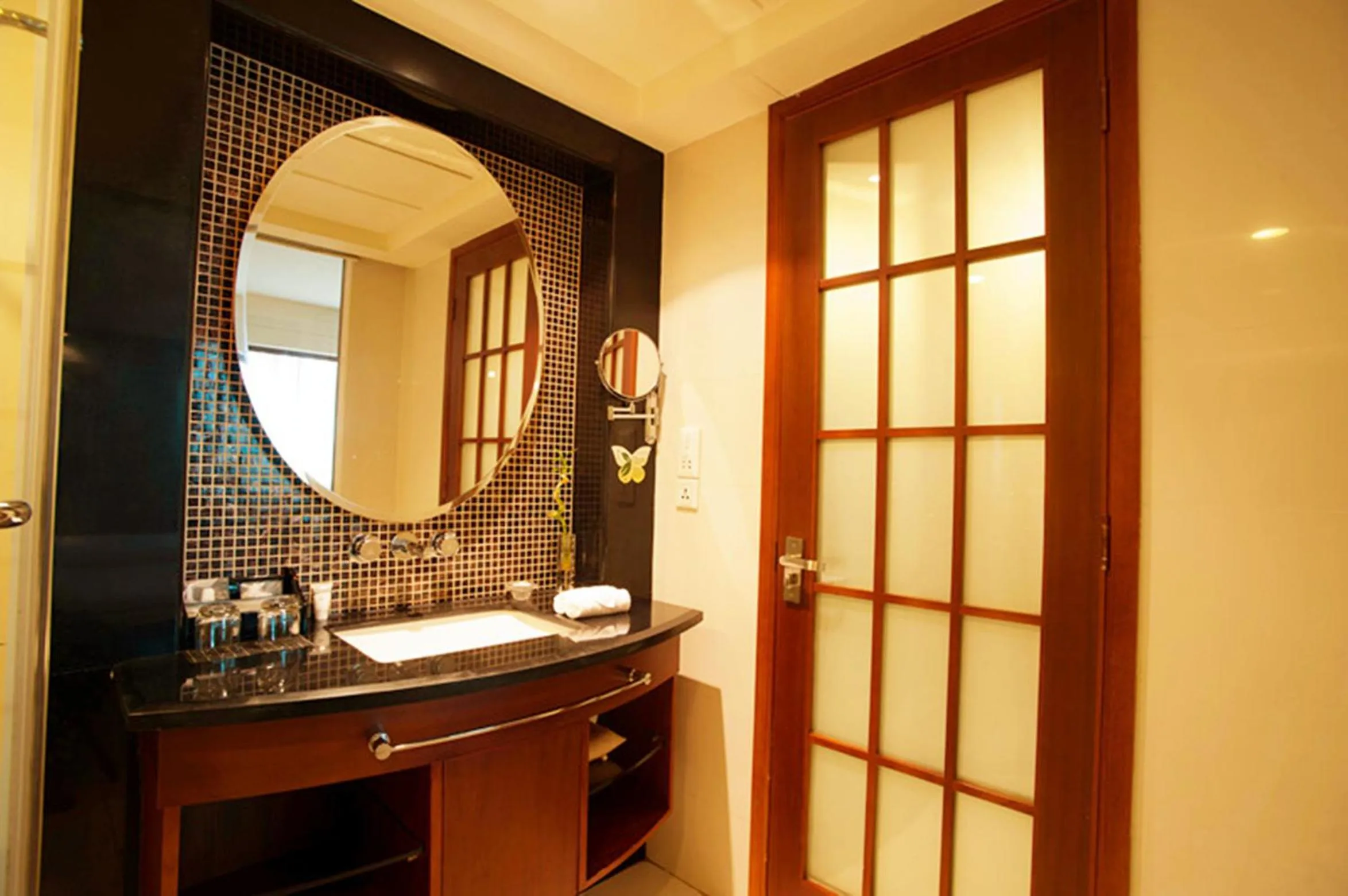 Bathroom in Grand Skylight Gardens Hotel Shanghai Bai Se Road