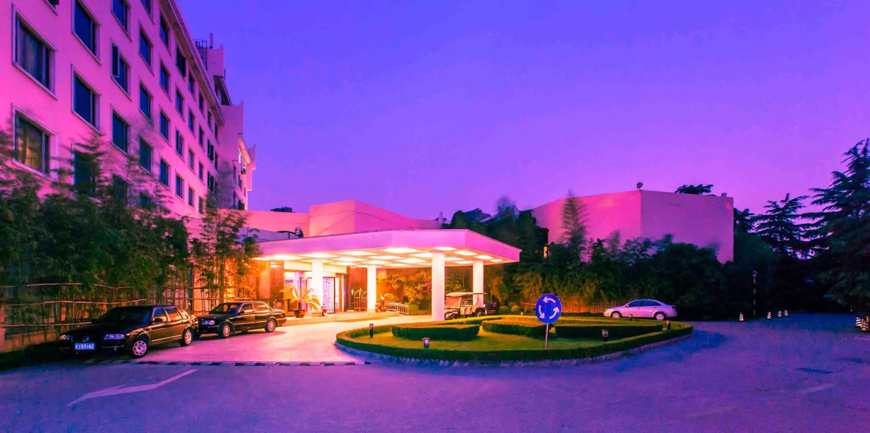 Facade/entrance in Grand Skylight Gardens Hotel Shanghai Bai Se Road