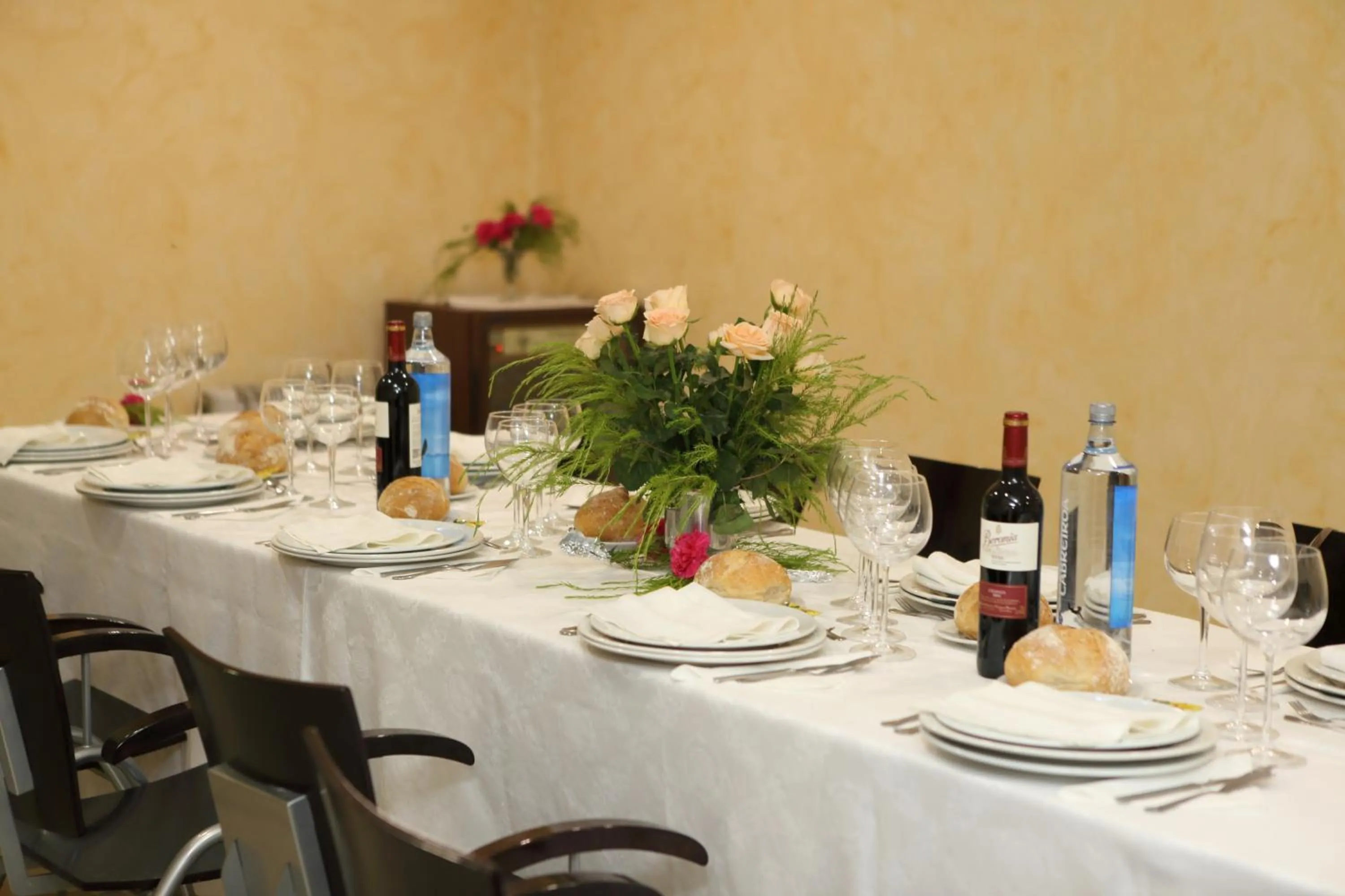 Dining area in Hotel Santa Cruz
