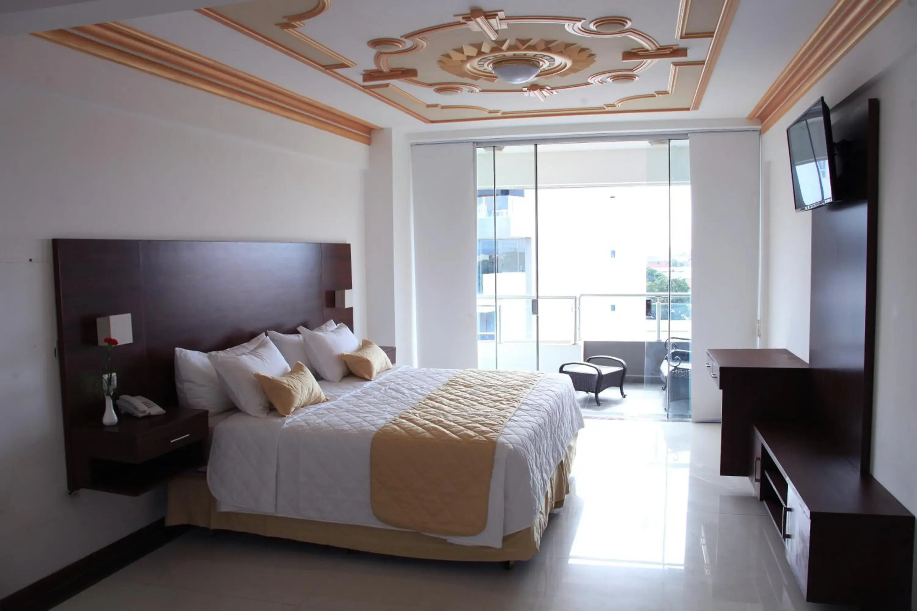 King Suite with Pool View - single occupancy in Prince Hotel King Suite with Pool View - single occupancy in Prince Hotel