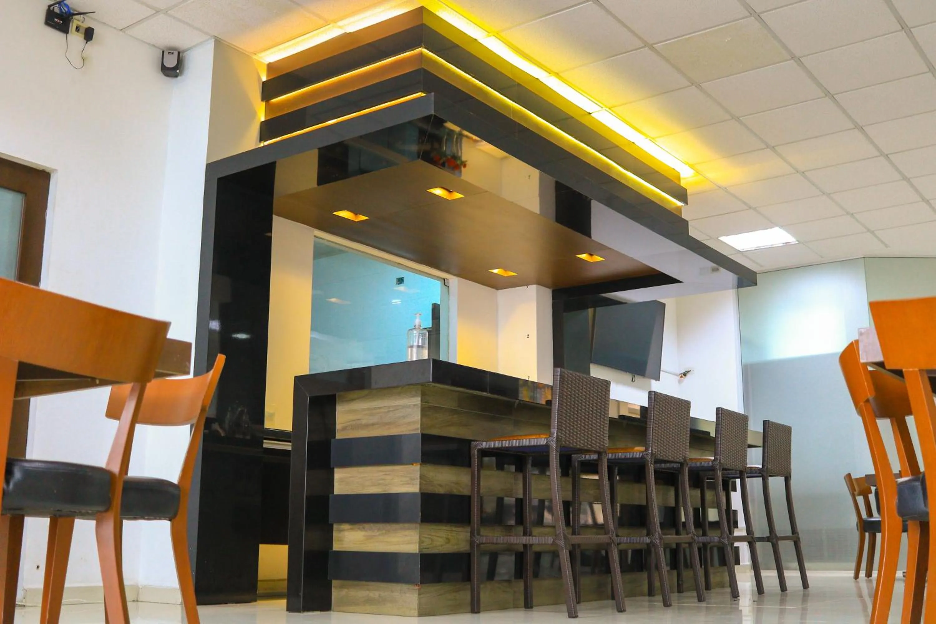 Restaurant/places to eat in Prince Hotel