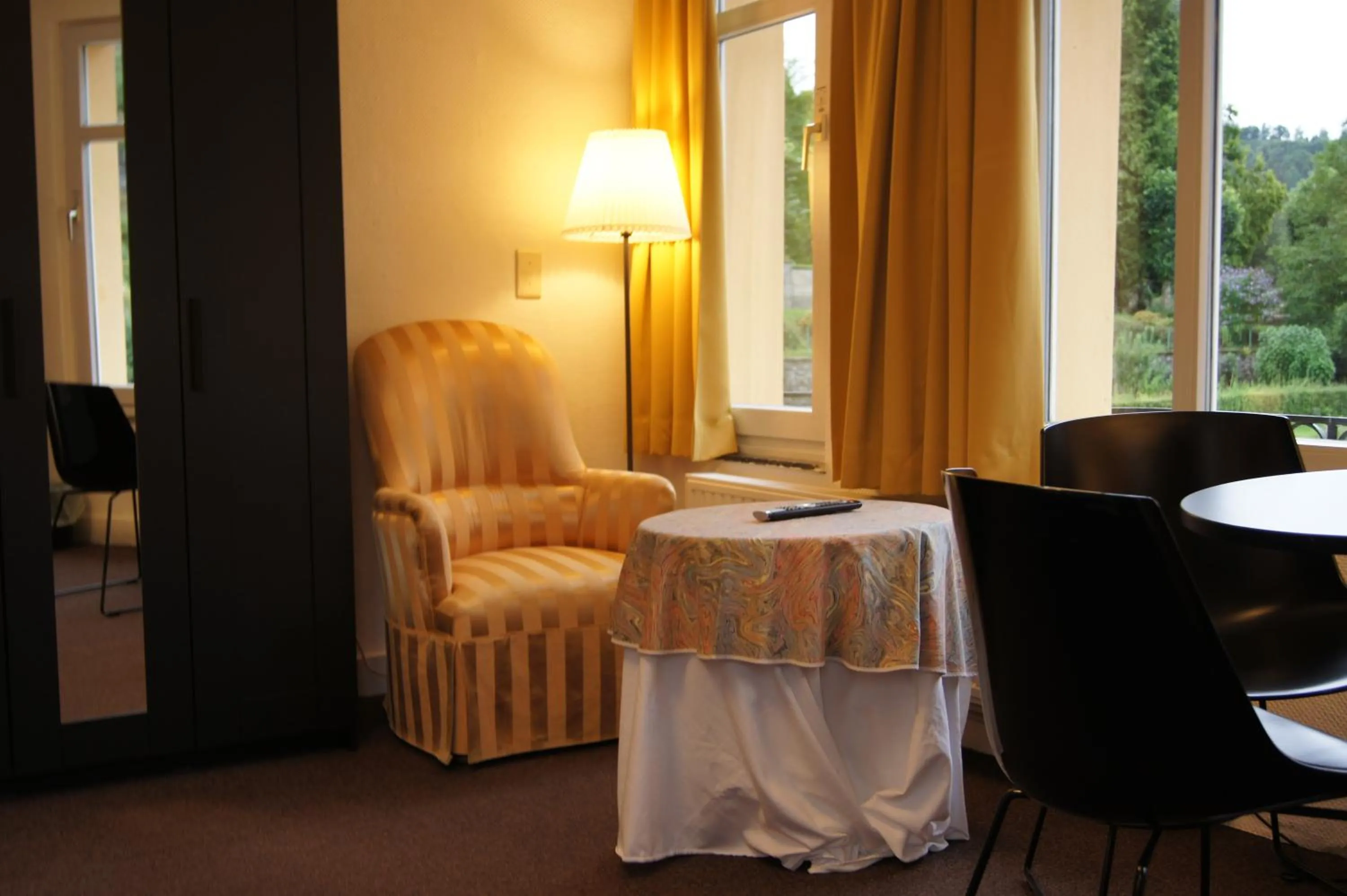 Living room, Bed in Hotel Bouillon