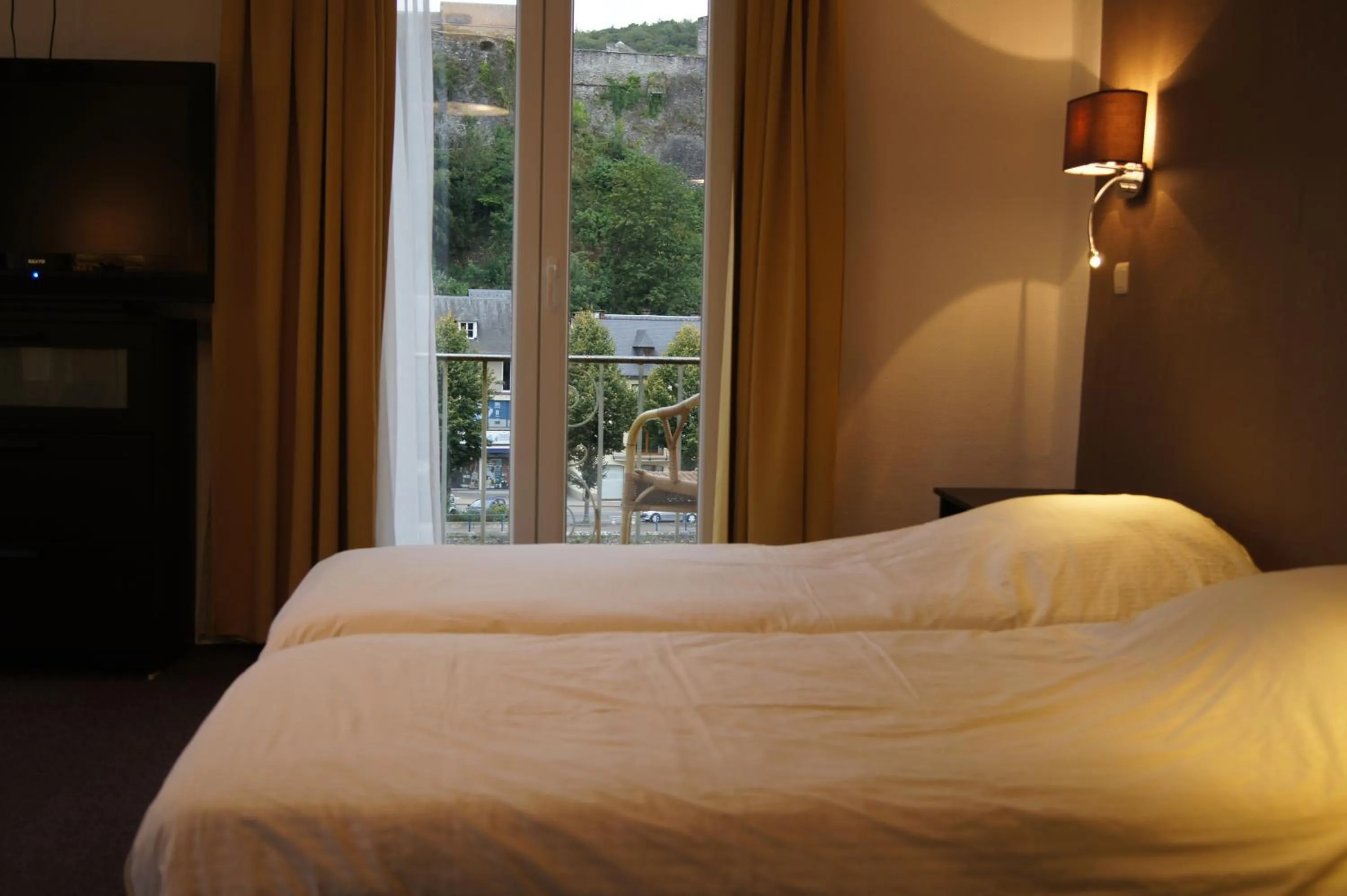 Bedroom, Bed in Hotel Bouillon
