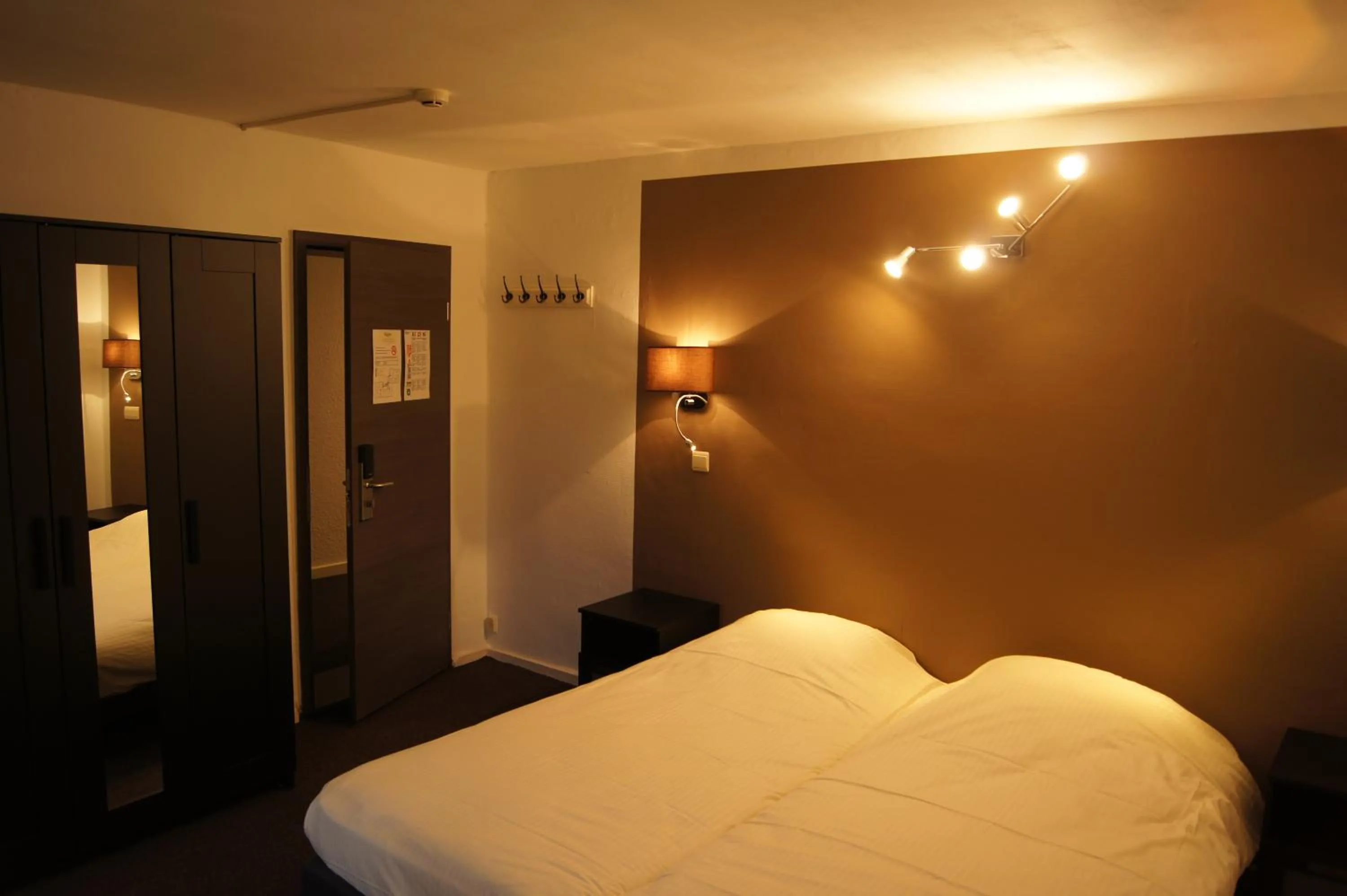 Bedroom, Bed in Hotel Bouillon