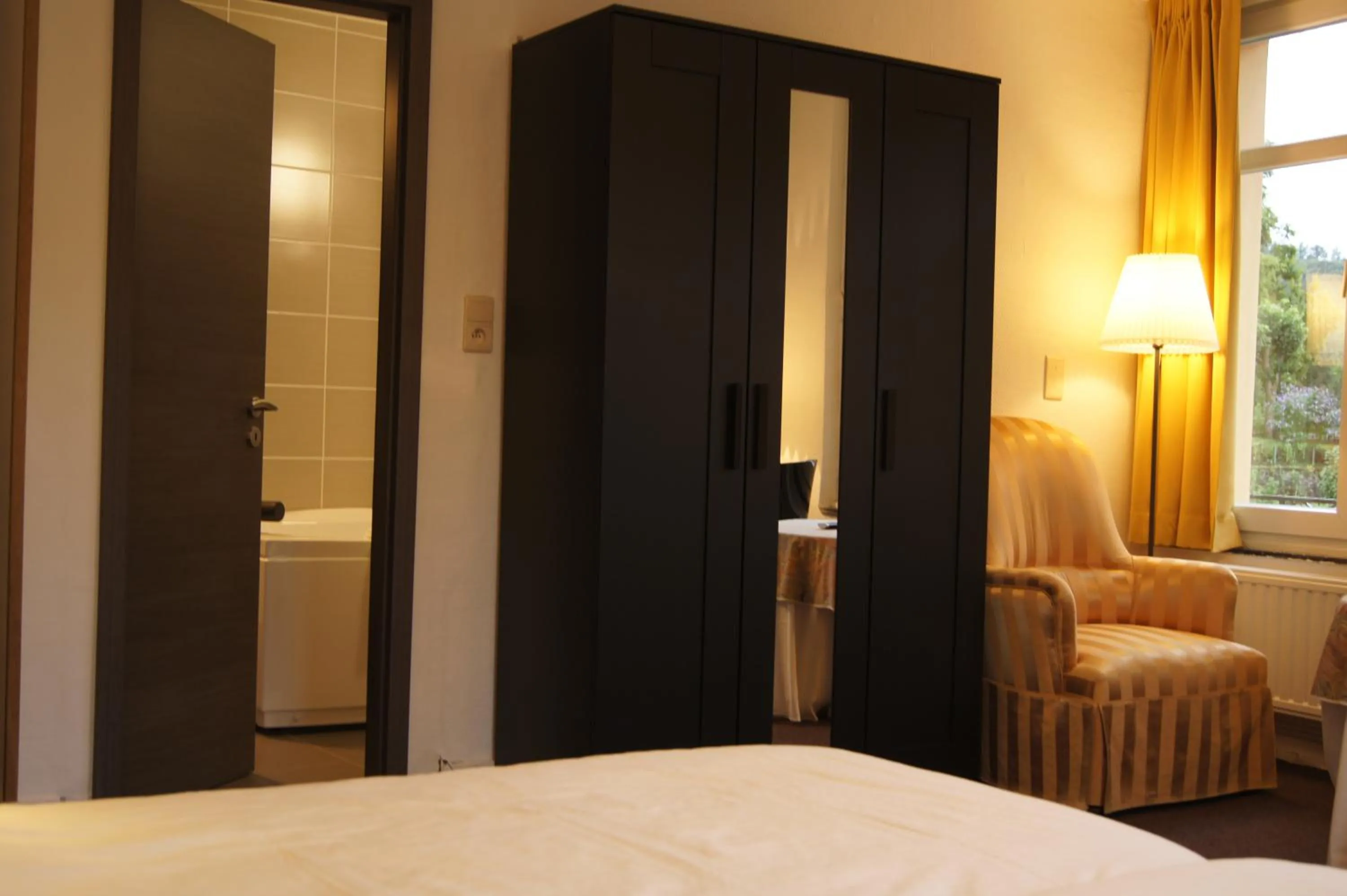 Bedroom, Bed in Hotel Bouillon