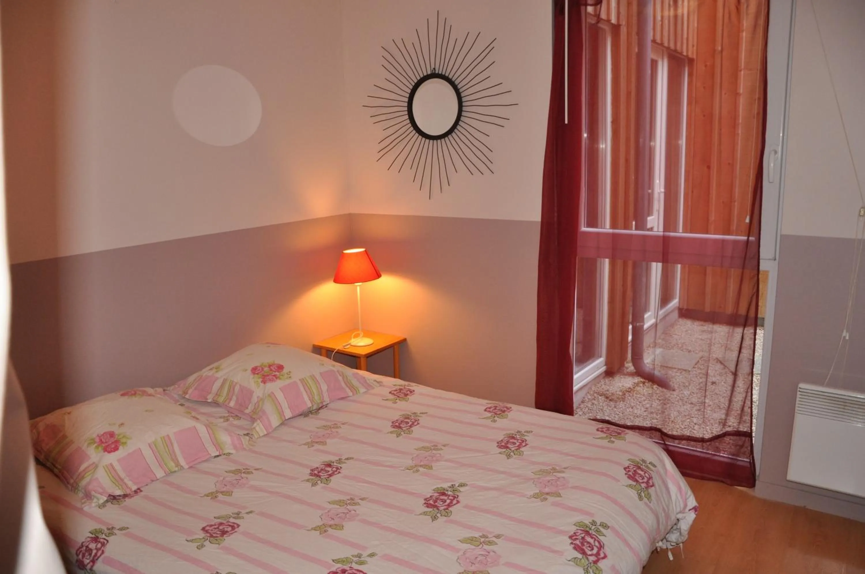 Photo of the whole room, Bed in Residences De Chartres