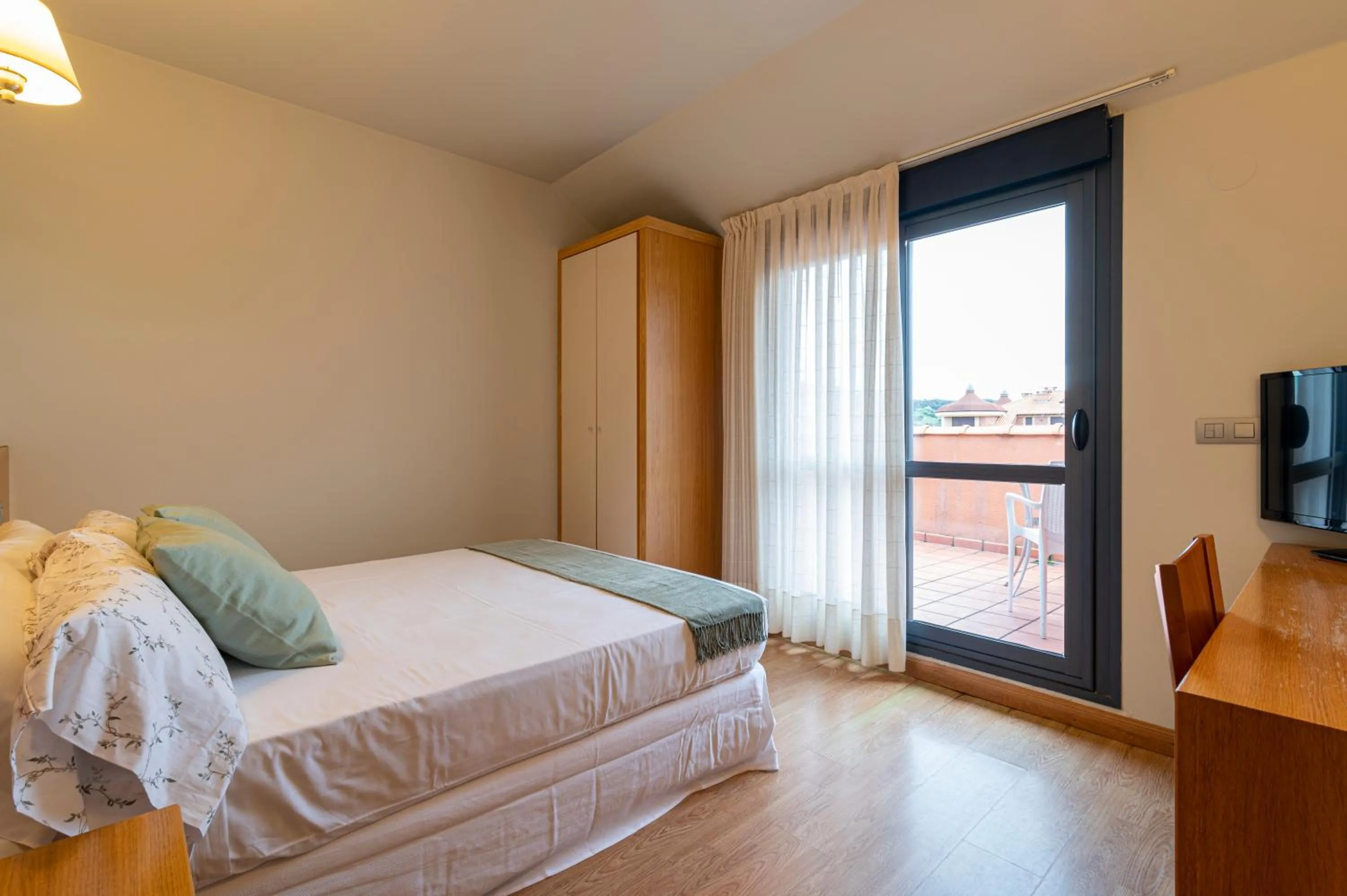 Photo of the whole room, Bed in Hotel Viadero